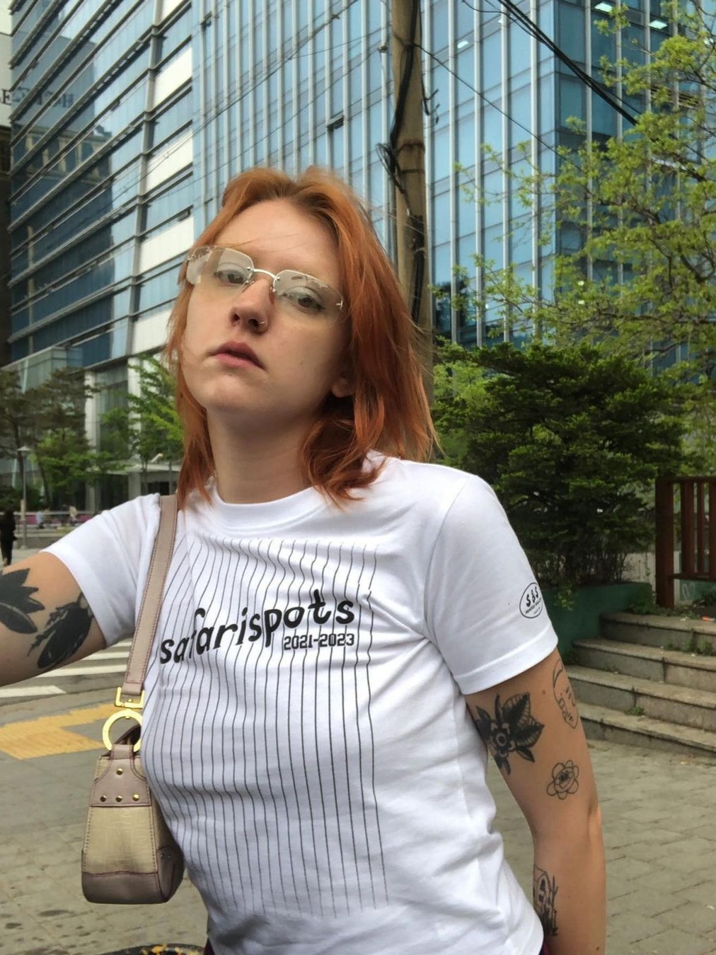 Safarispot Women 1/2 Safarispots Magazine Tee White 착용 스타일 - 1