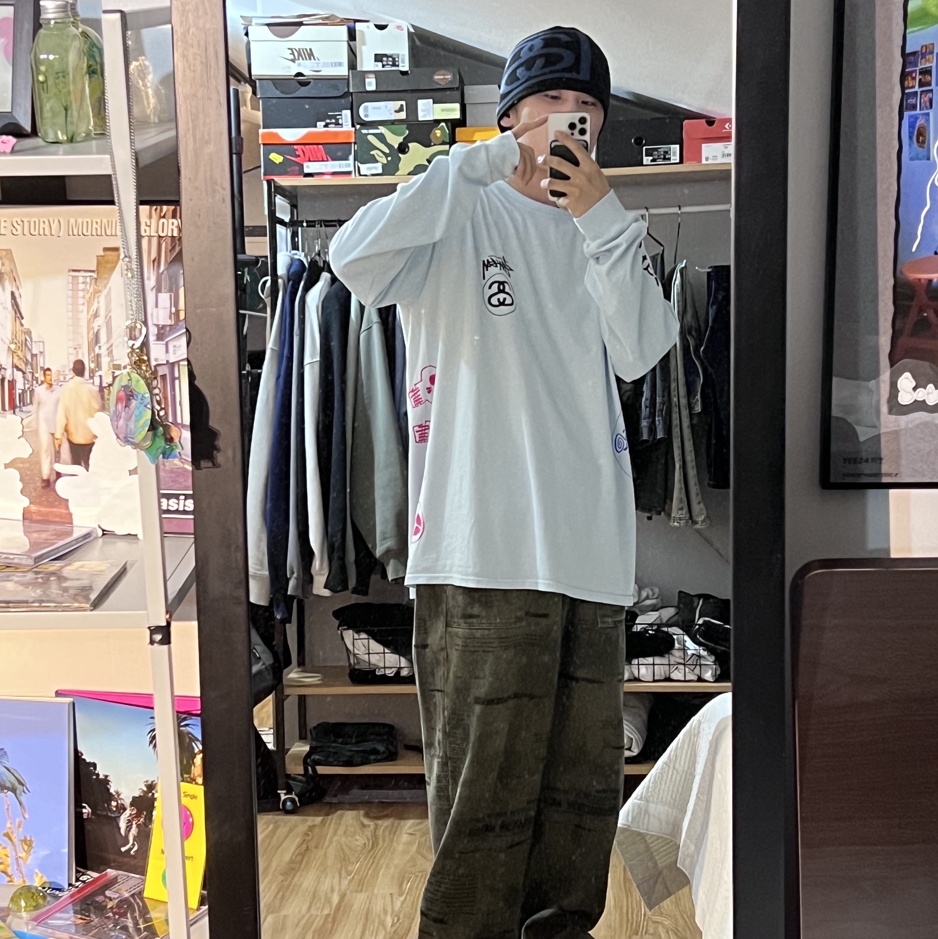 스투시 테스트 스트라이크 피그먼트 다이드 롱슬리브 티셔츠 스카이 블루, 스투시 SS 링크 스컬 캡 블랙 착용 스타일 - 1