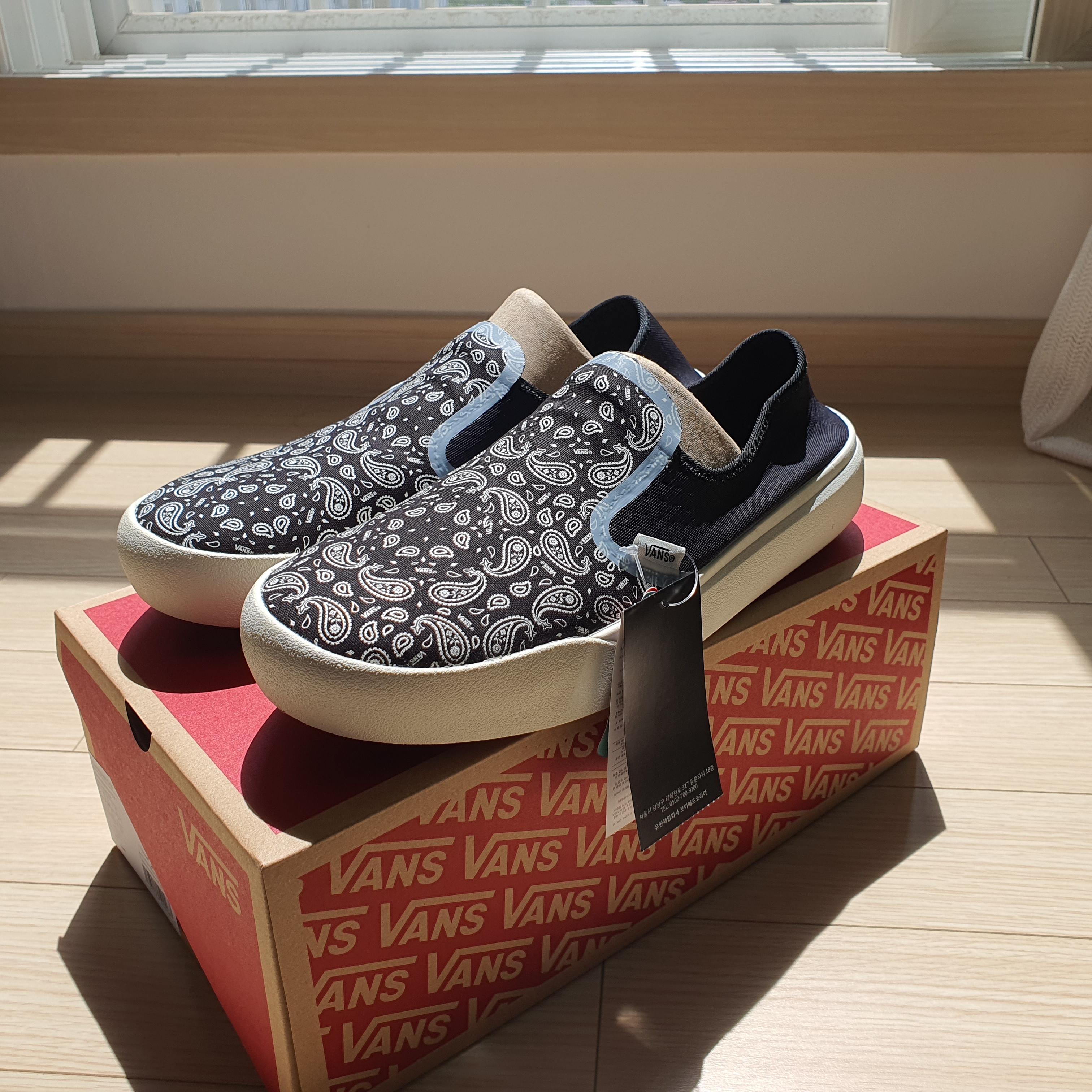 Vans ComfyCush One Bandana Marshmallow Black 착용 스타일 - 2