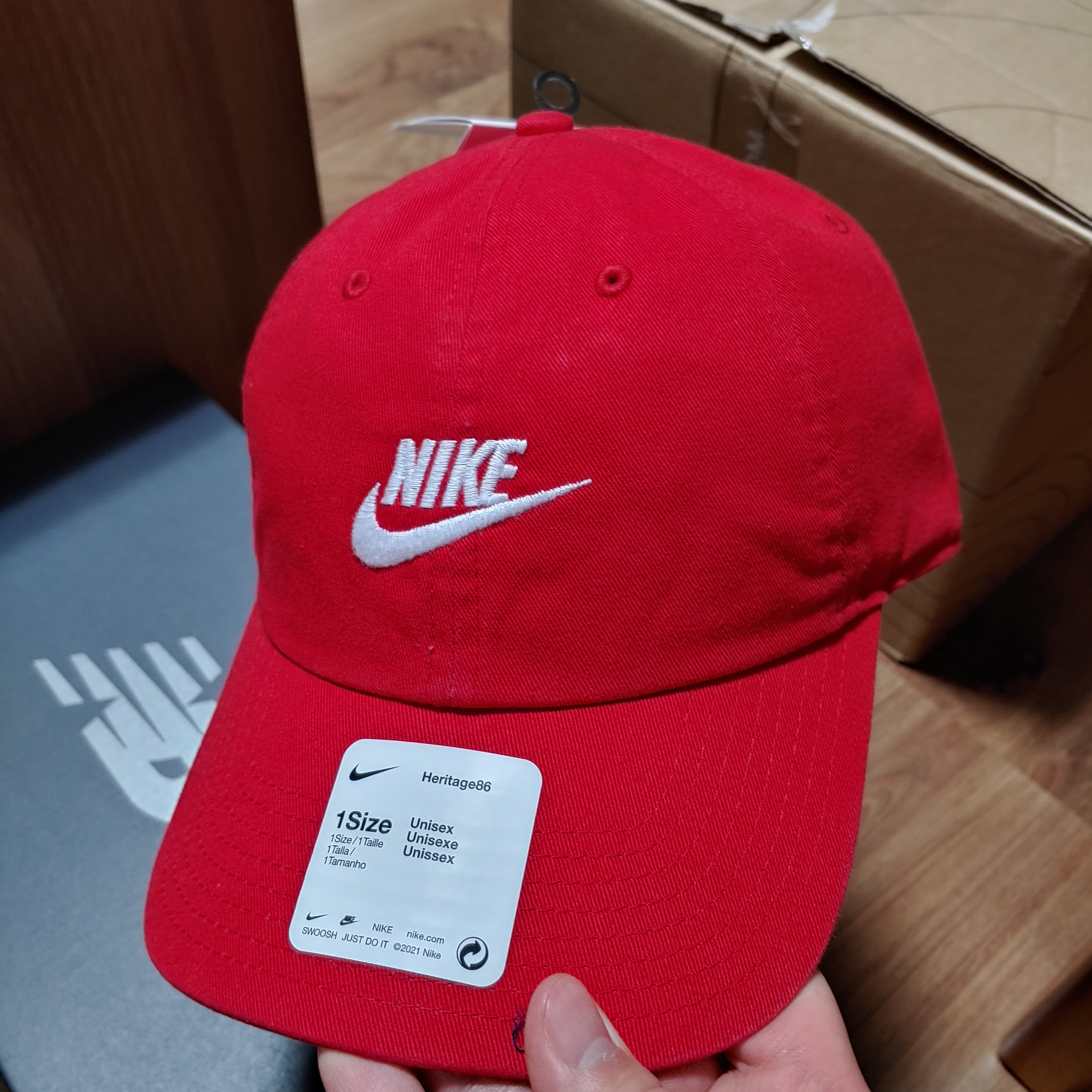 Nike Heritage 86 Futura Washed Cap University Red 착용 스타일