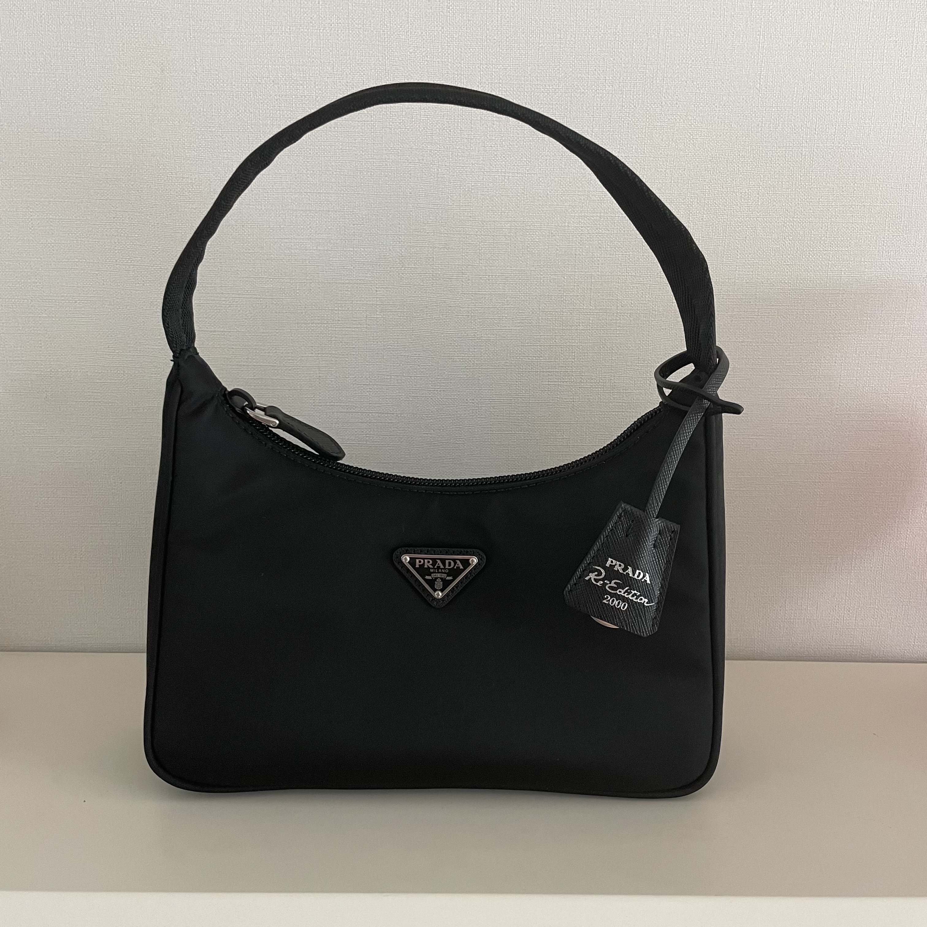 Prada Re-Edition 2000 Re-Nylon Mini Shoulder Bag Black 착용 스타일