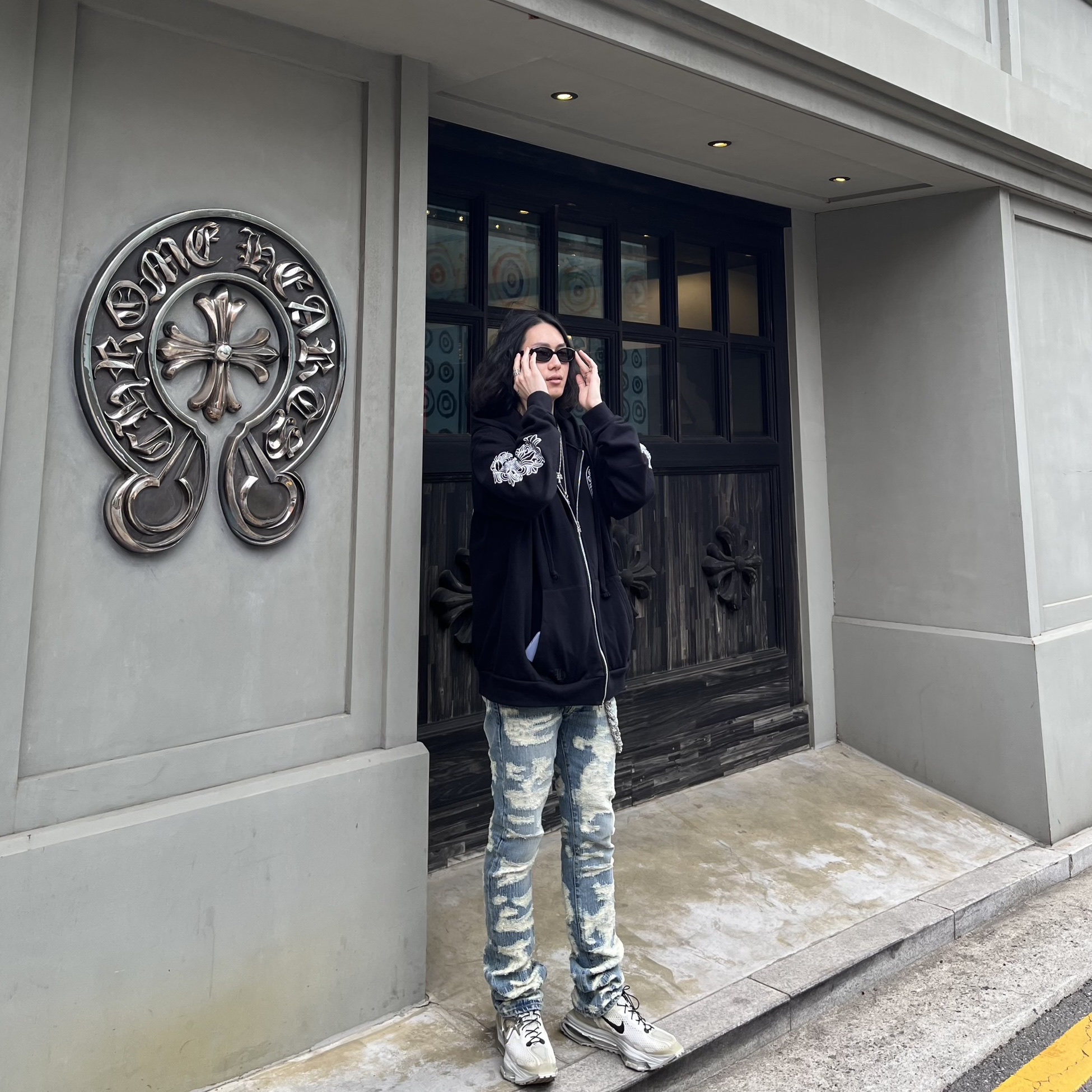 Chrome Hearts Horseshoe Floral Fleece Zip-Up Hoodie Black, Undermycar x Konic Section Vol.2 Hard Destroyed Washed Jeans - 23SS 착용 스타일 - 1
