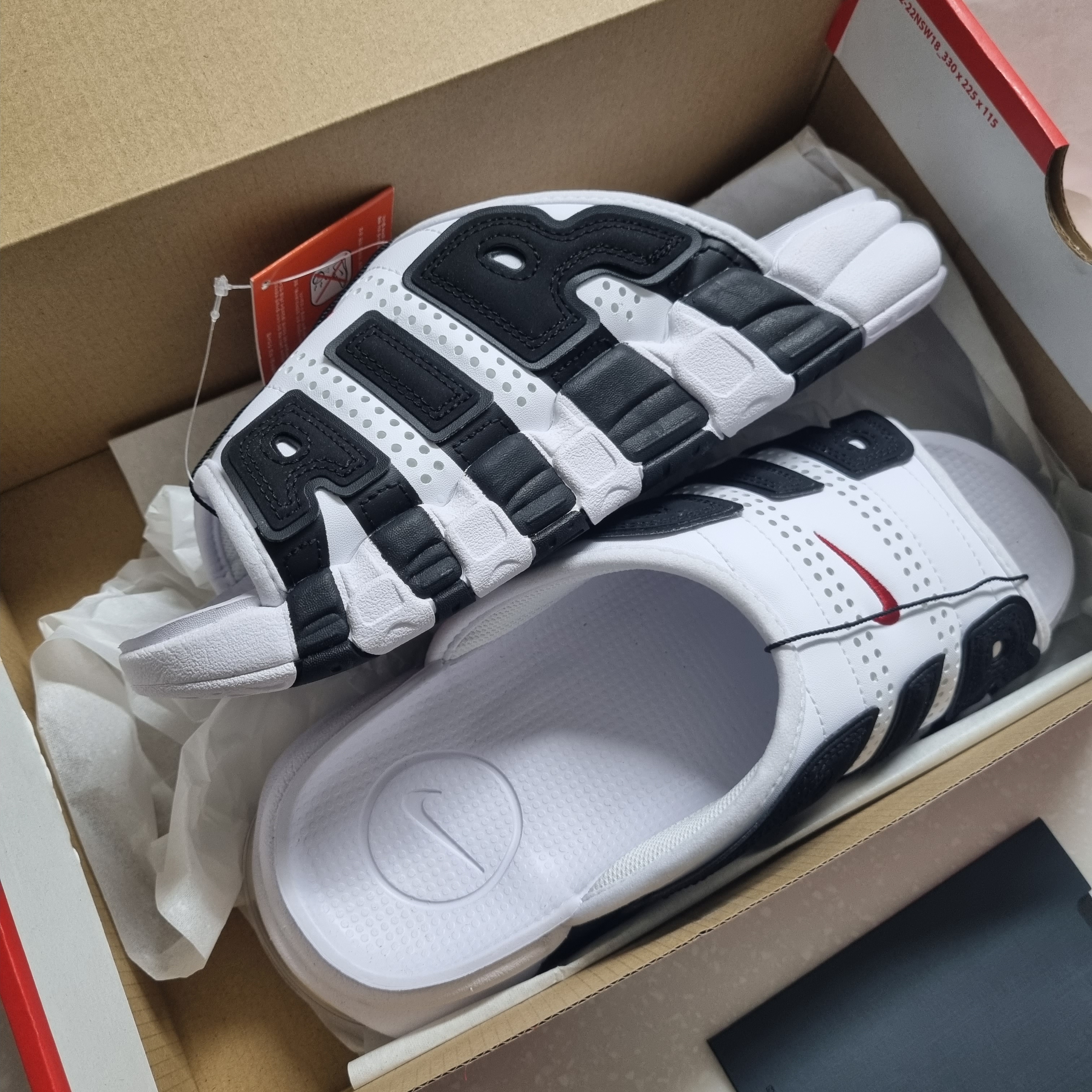 Nike Air More Uptempo Slide White Black 착용 스타일 - 3