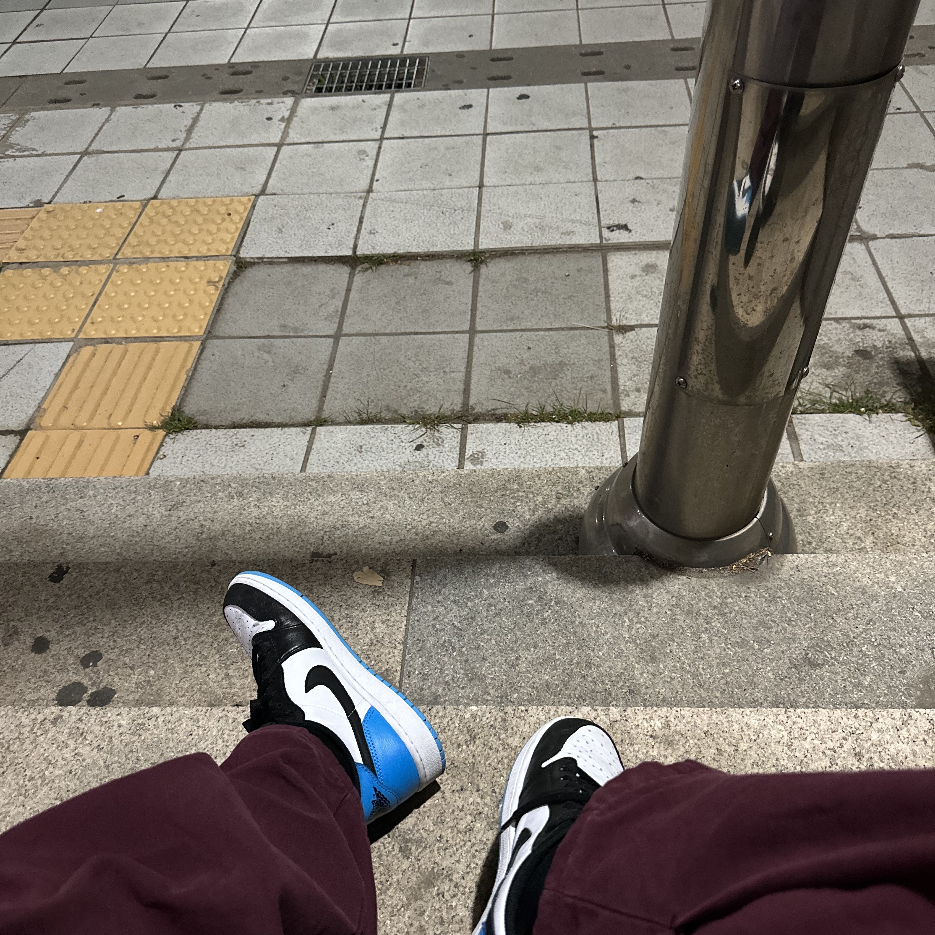 Jordan 1 Retro Low OG Black and Dark Powder Blue 착용 스타일