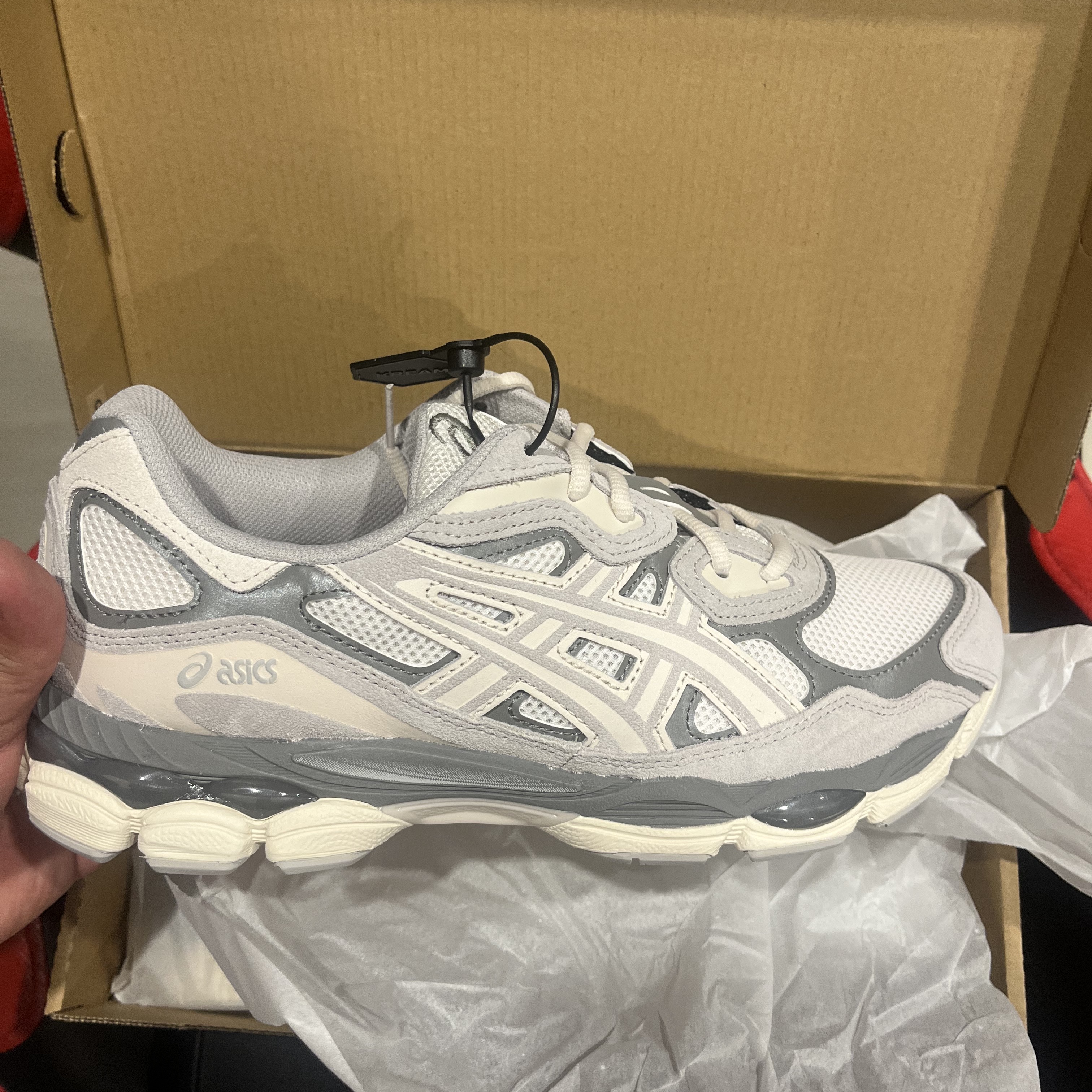 Asics Gel-NYC Cream Oyster Grey 착용 스타일