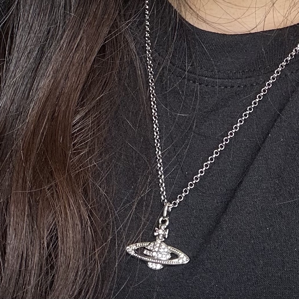 Vivienne Westwood Mini Bas Relief Pendant Silver 착용 스타일