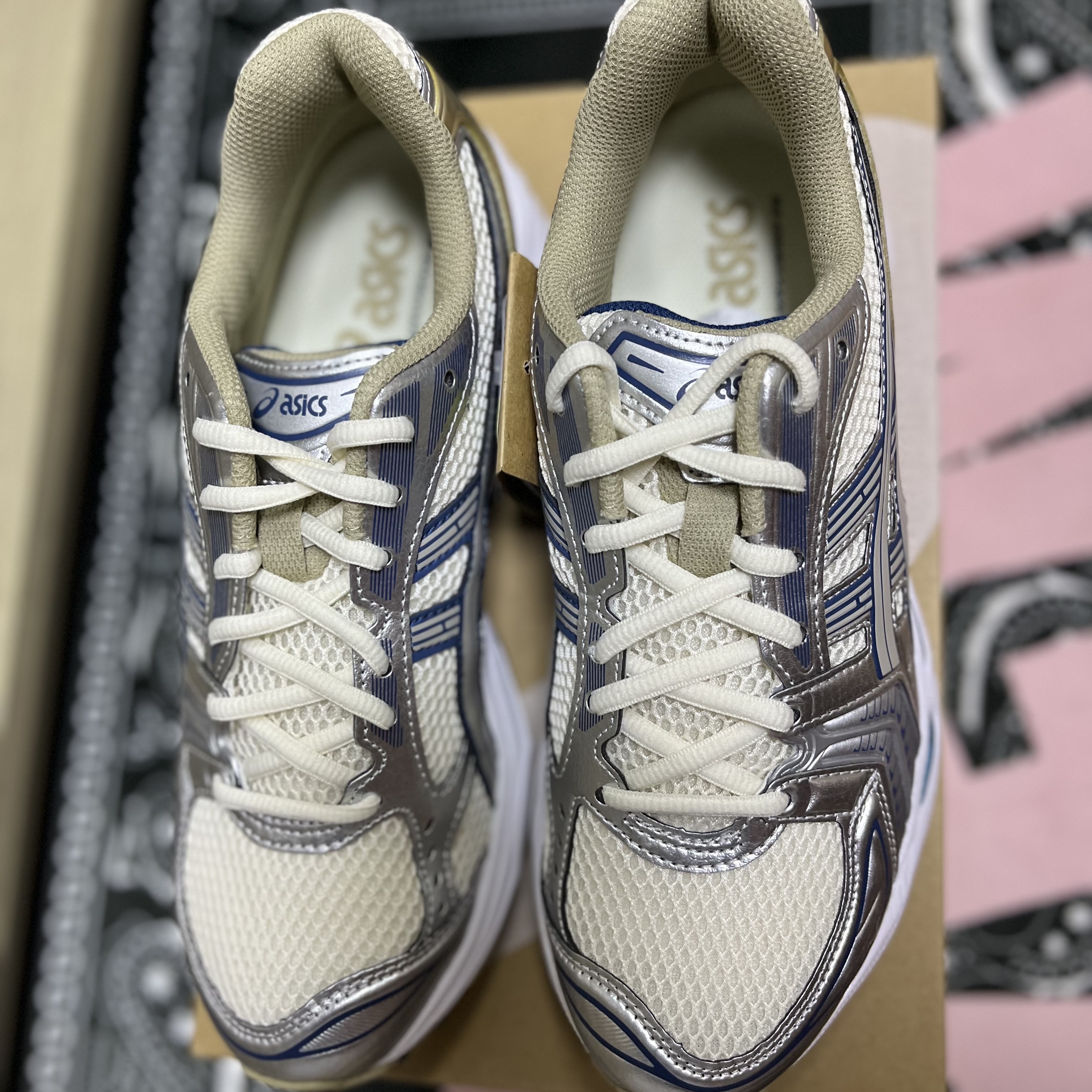 Asics Gel-Kayano 14 Cream Pure Silver 착용 스타일 - 2