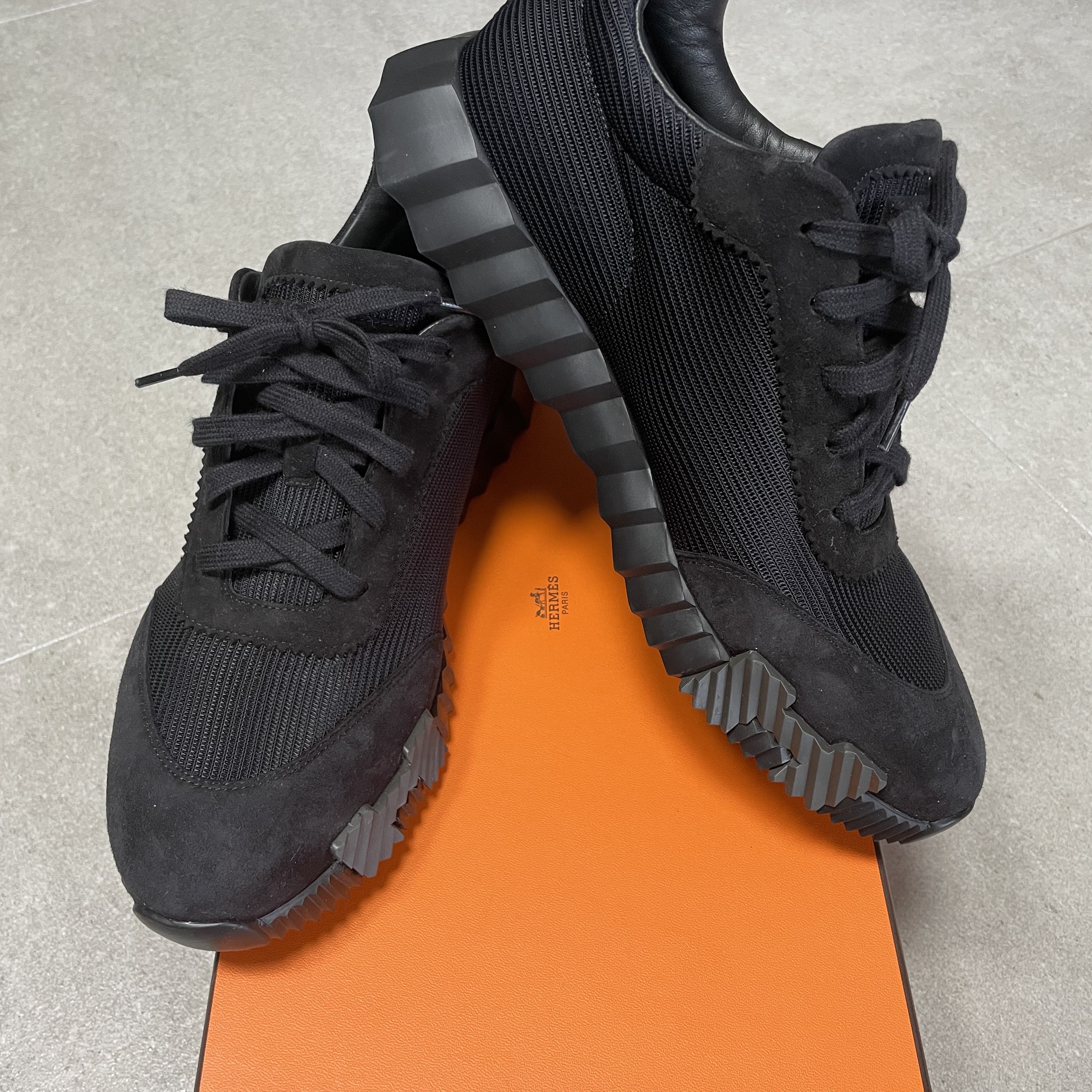 Hermes Bouncing Sneakers Mesh Suede Goatskin & Noir 착용 스타일