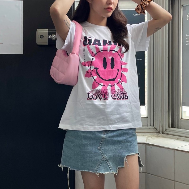 (W) Ganni Love Club T-Shirt Bright White Pink 착용 스타일 - 1