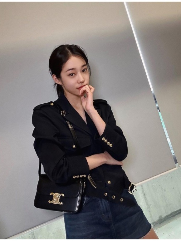 Celine Teen Triomphe Bag in Shiny Calfskin Black 착용 스타일