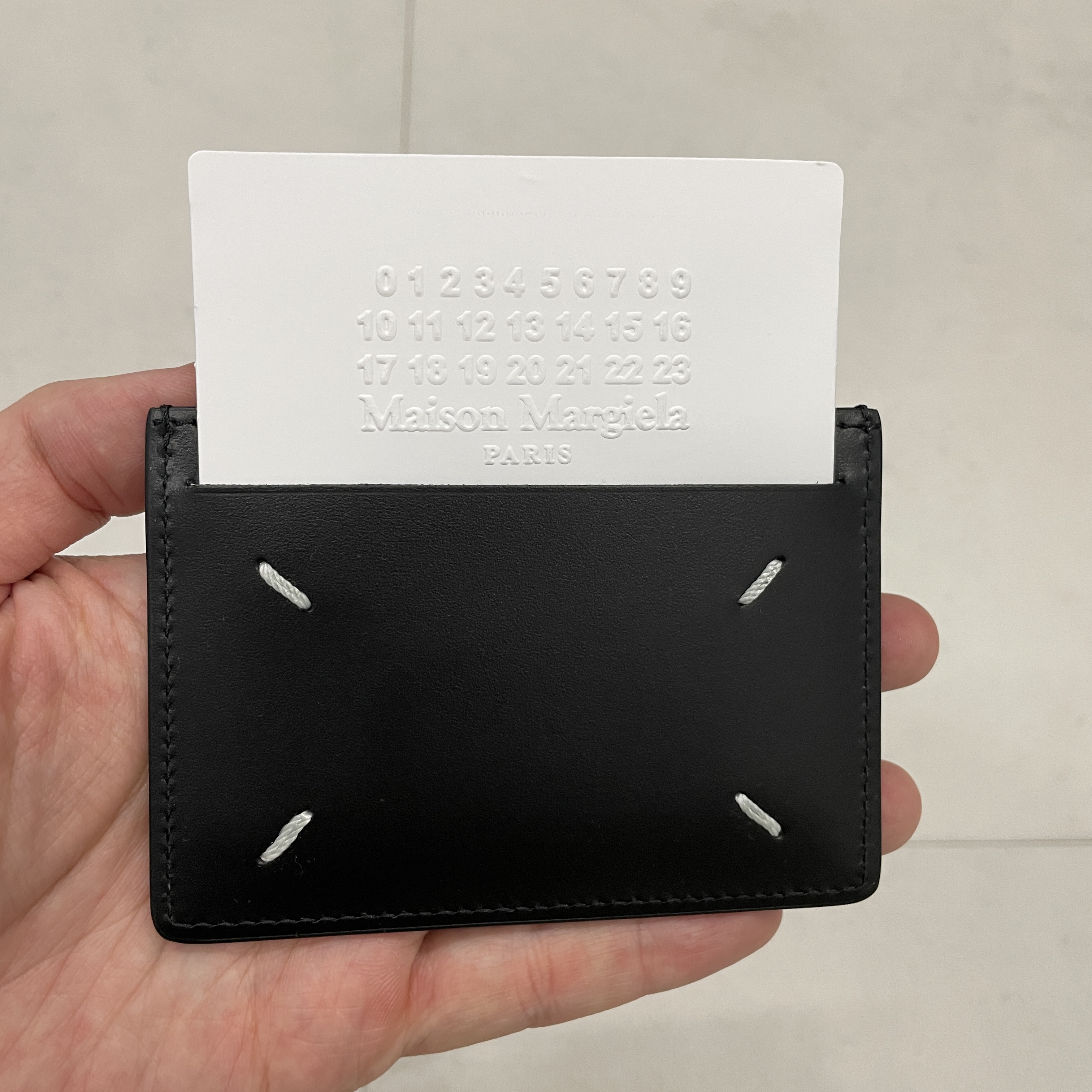 Maison Margiela Four Stitch Card Holder Black 착용 스타일 - 1