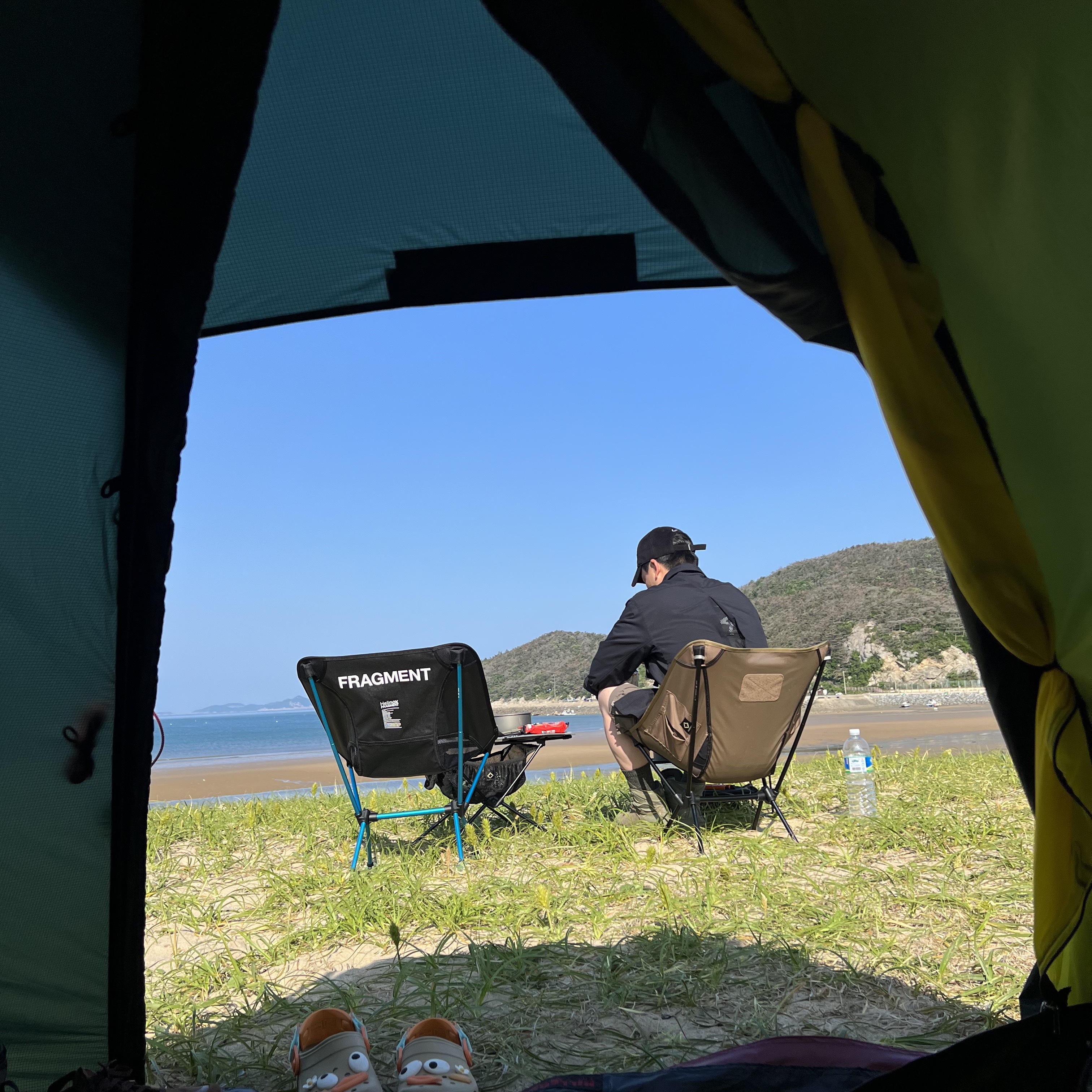 Helinox x Fragment Design Chair One Black, Helinox Tactical Chair Coyote Tan 착용 스타일 - 2