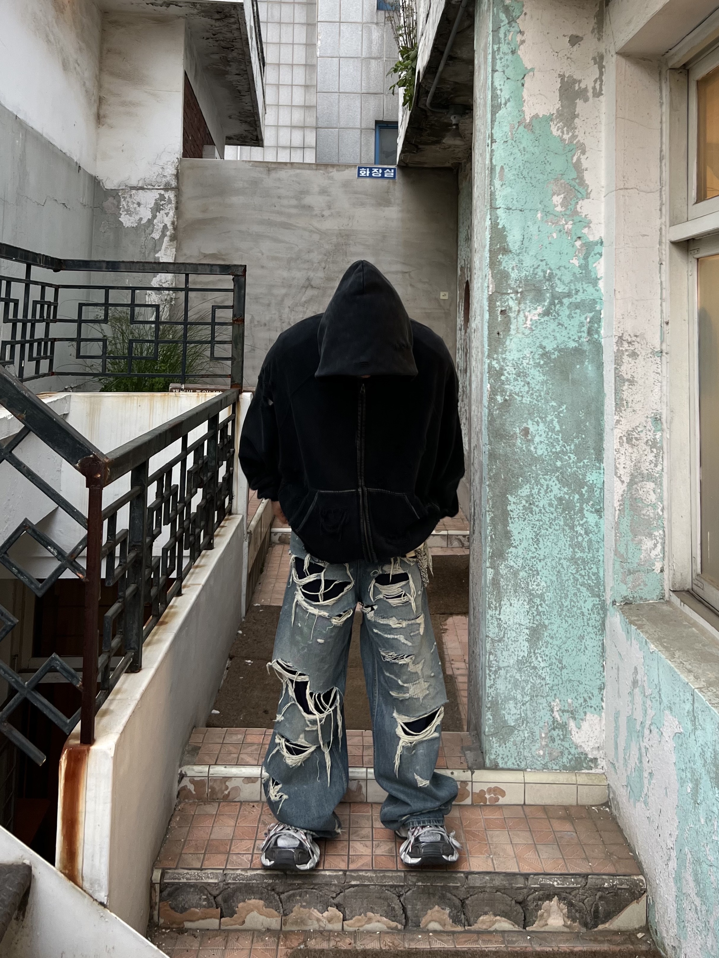 Balenciaga 3XL Sneakers Grey White Red, Nonnod x Shinsegae Distressed Zip-Up Hoodie Washed Black 착용 스타일