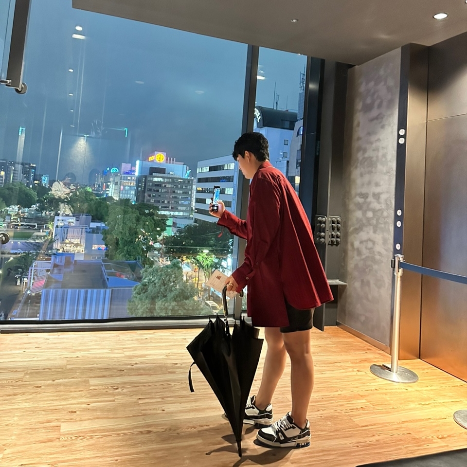 갤러리 디파트먼트 로고 포켓 티셔츠 블랙, 스투시 테스트 스트라이크 피그먼트 다이드 티셔츠 토마토 착용 스타일 - 4