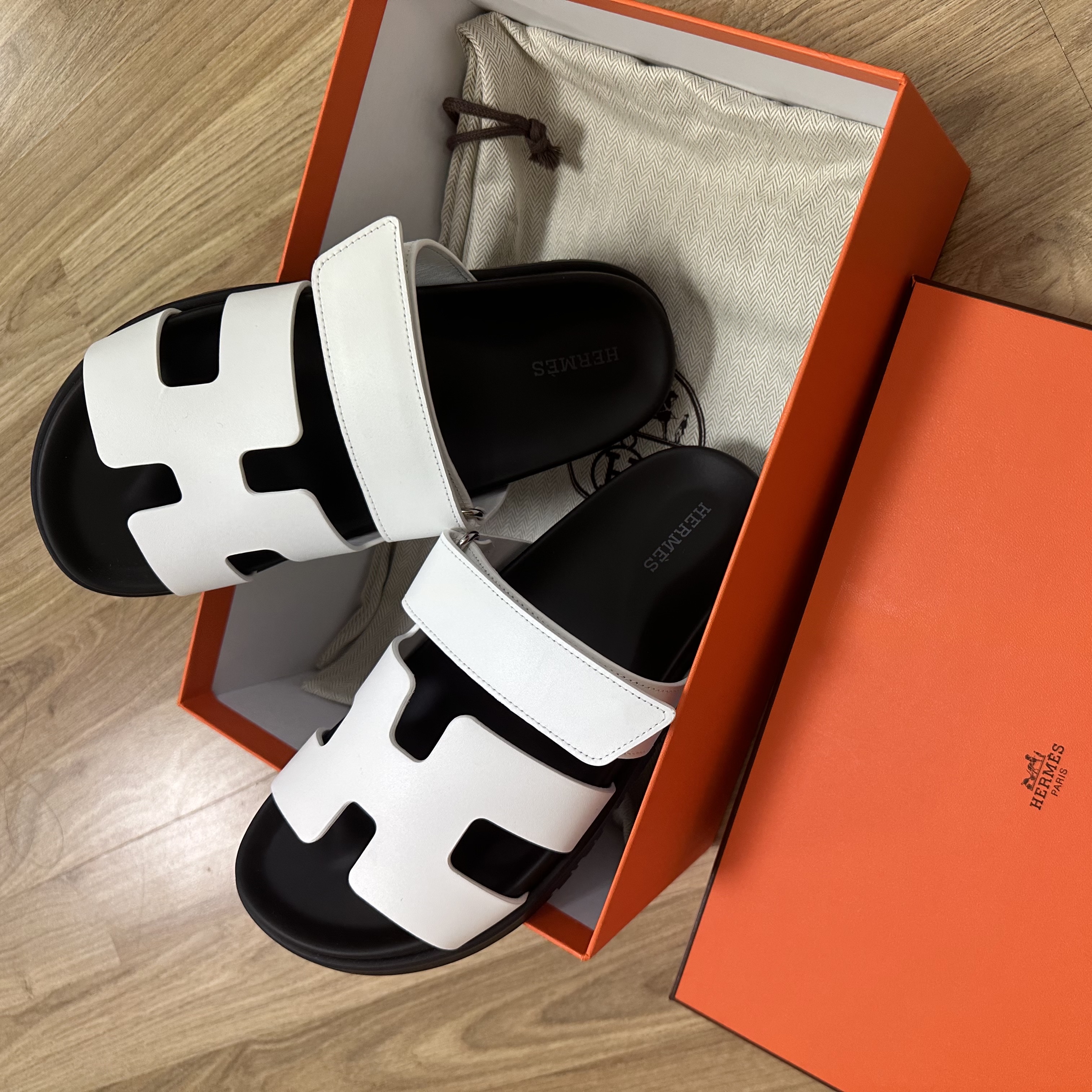 (W) Hermes Chypre Sandal Calfskin & Blanc 착용 스타일 - 2