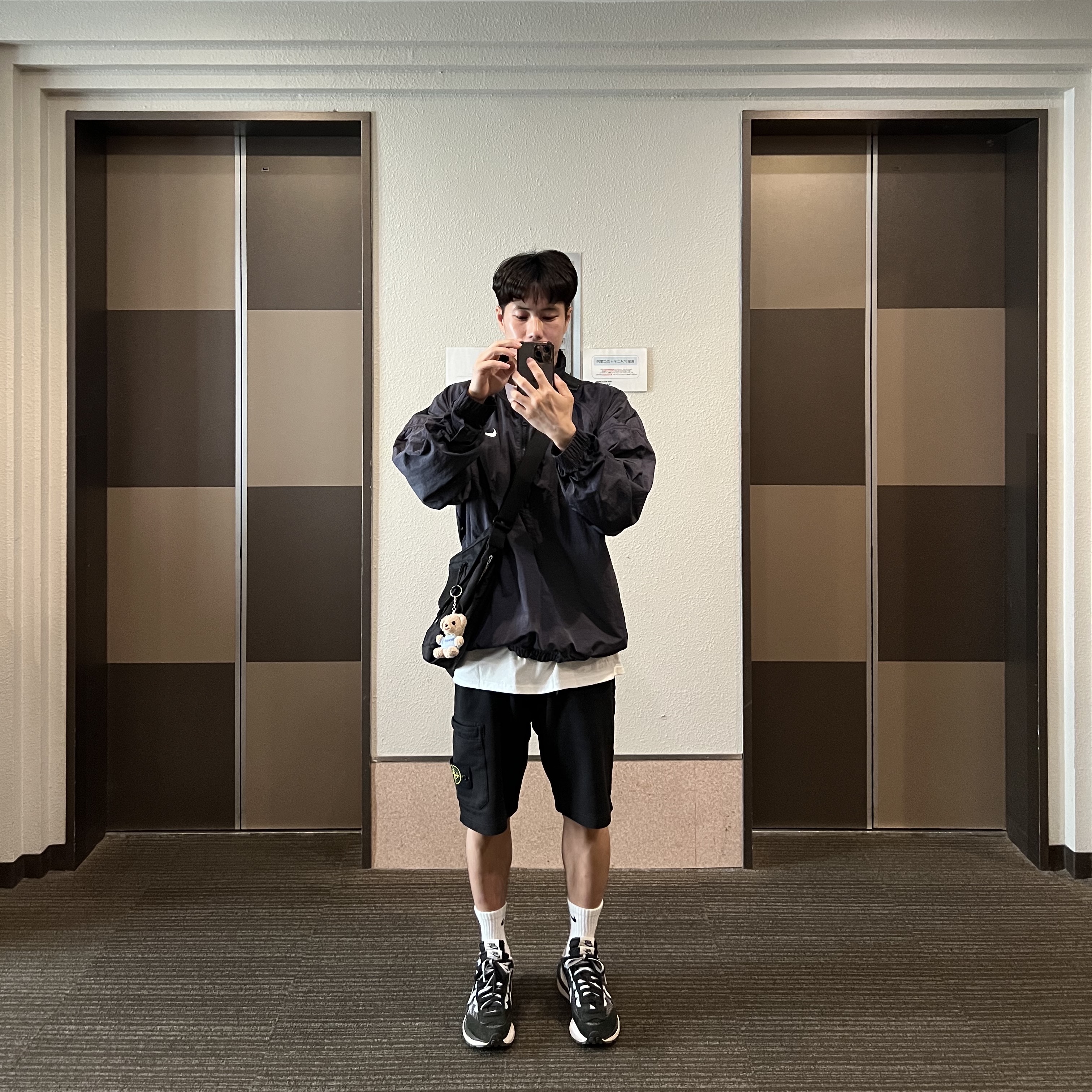 Supreme Small Messenger Bag Black - 22SS, Jordan 1 x Travis Scott x Fragment Retro Low OG SP Military Blue 착용 스타일 - 2