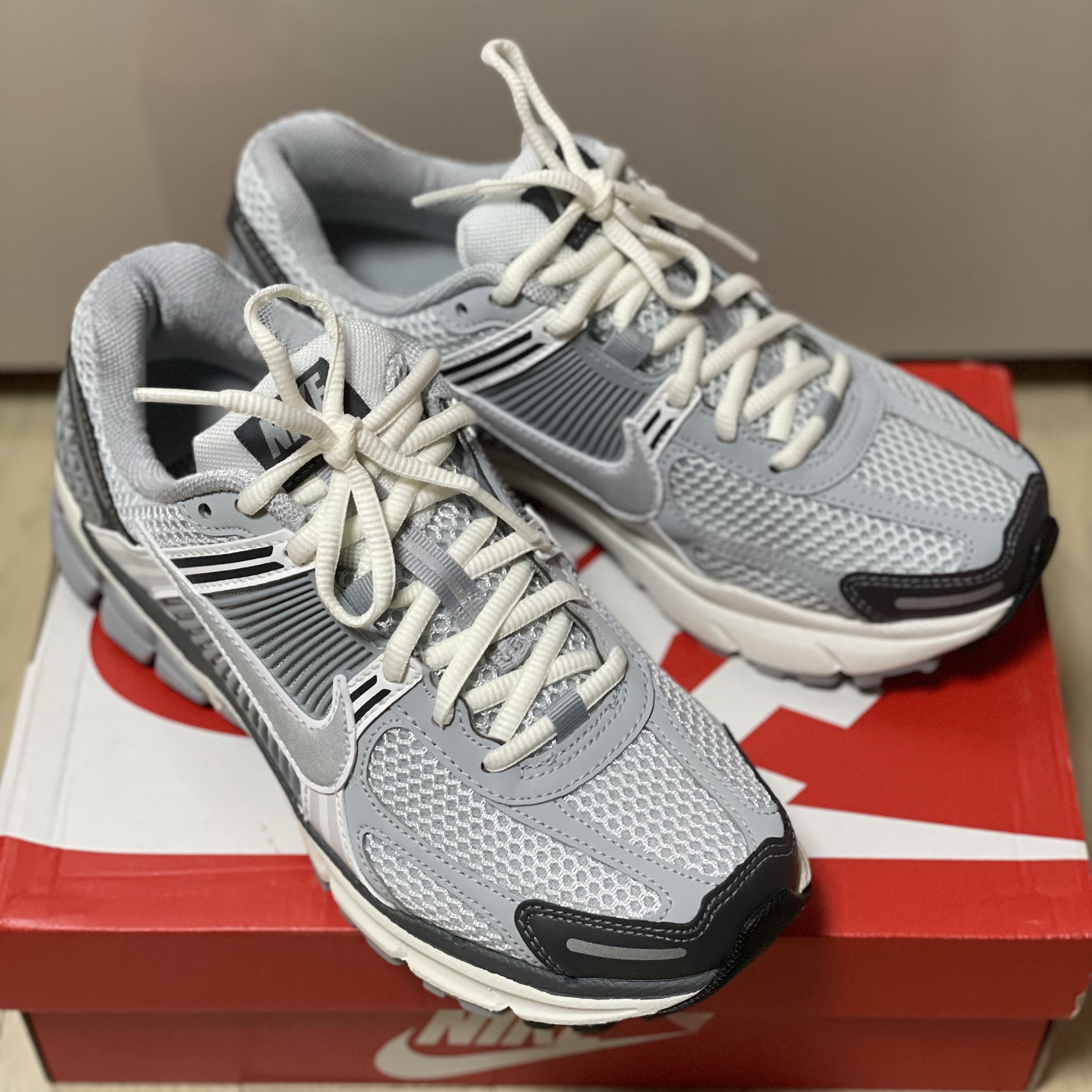 (W) Nike Zoom Vomero 5 Pure Platinum Metallic Silver 착용 스타일