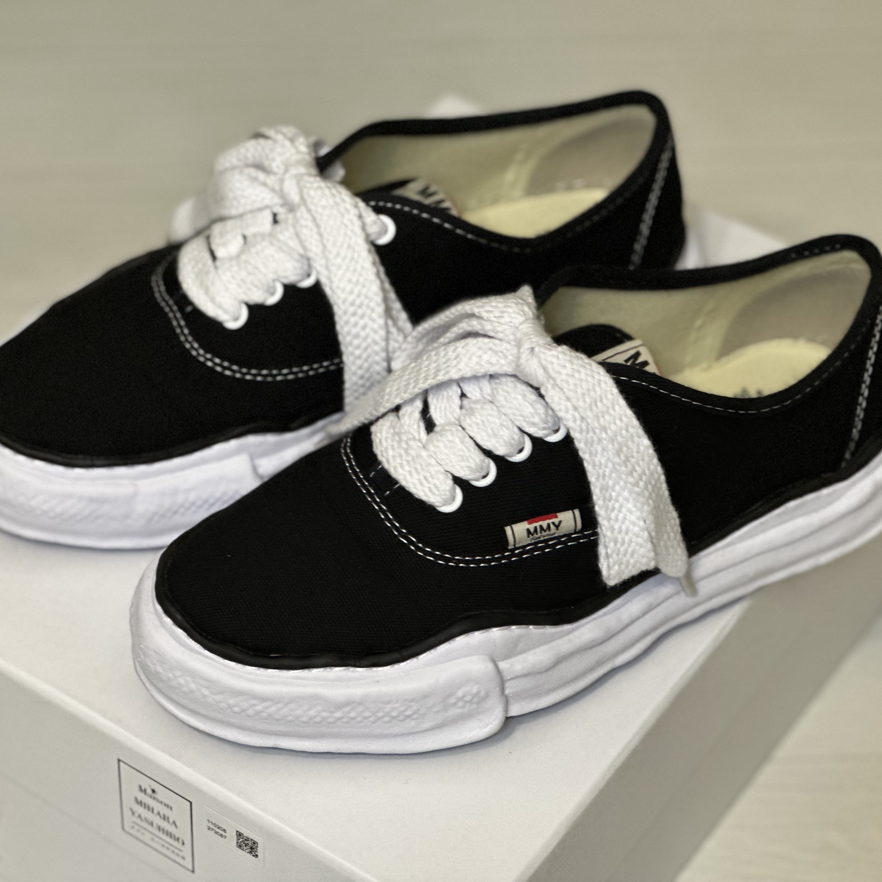 Maison Mihara Yasuhiro Baker OG Sole Canvas Low Cut Sneakers Black 착용 스타일