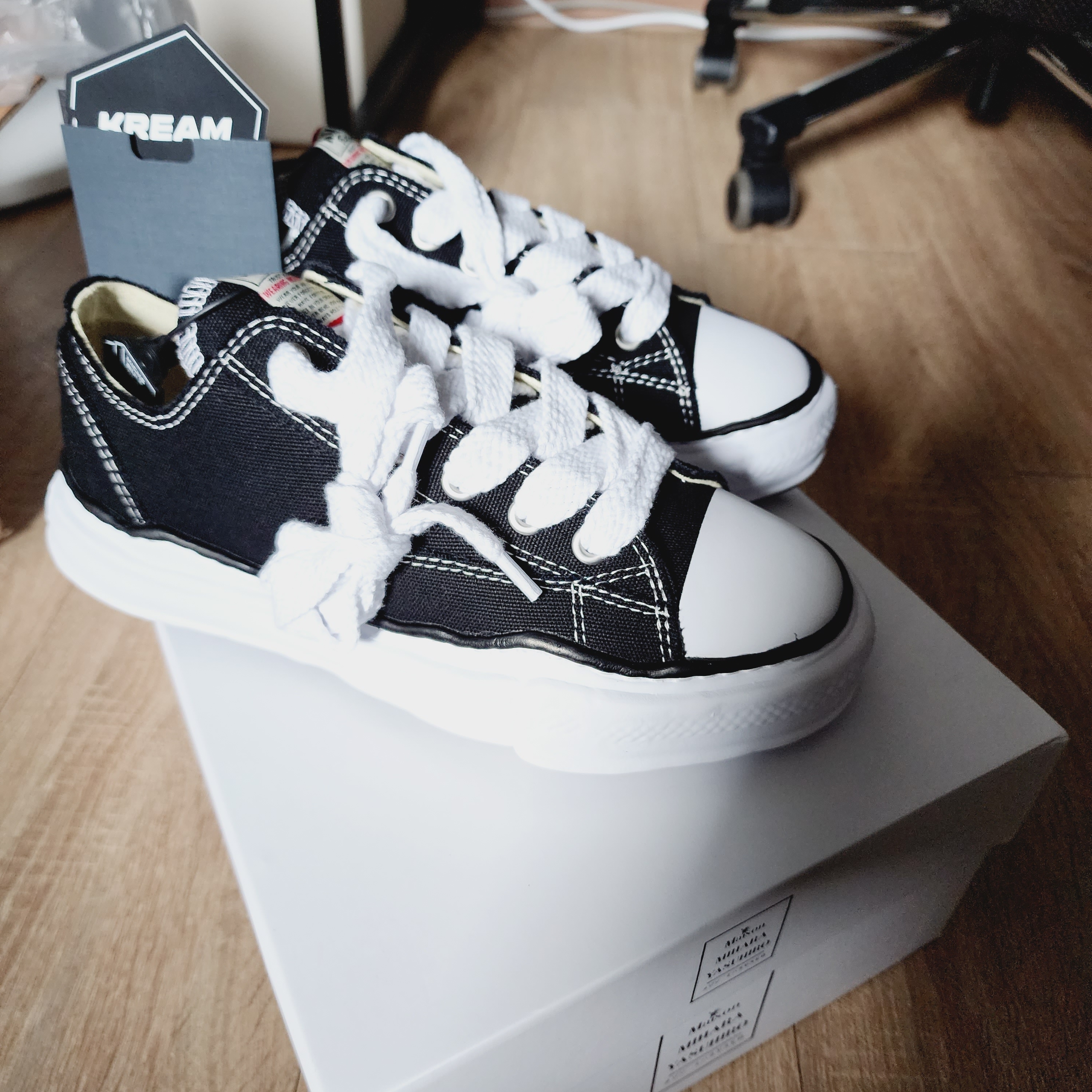Maison Mihara Yasuhiro Peterson OG Sole Canvas Low Sneakers Black 착용 스타일 - 3