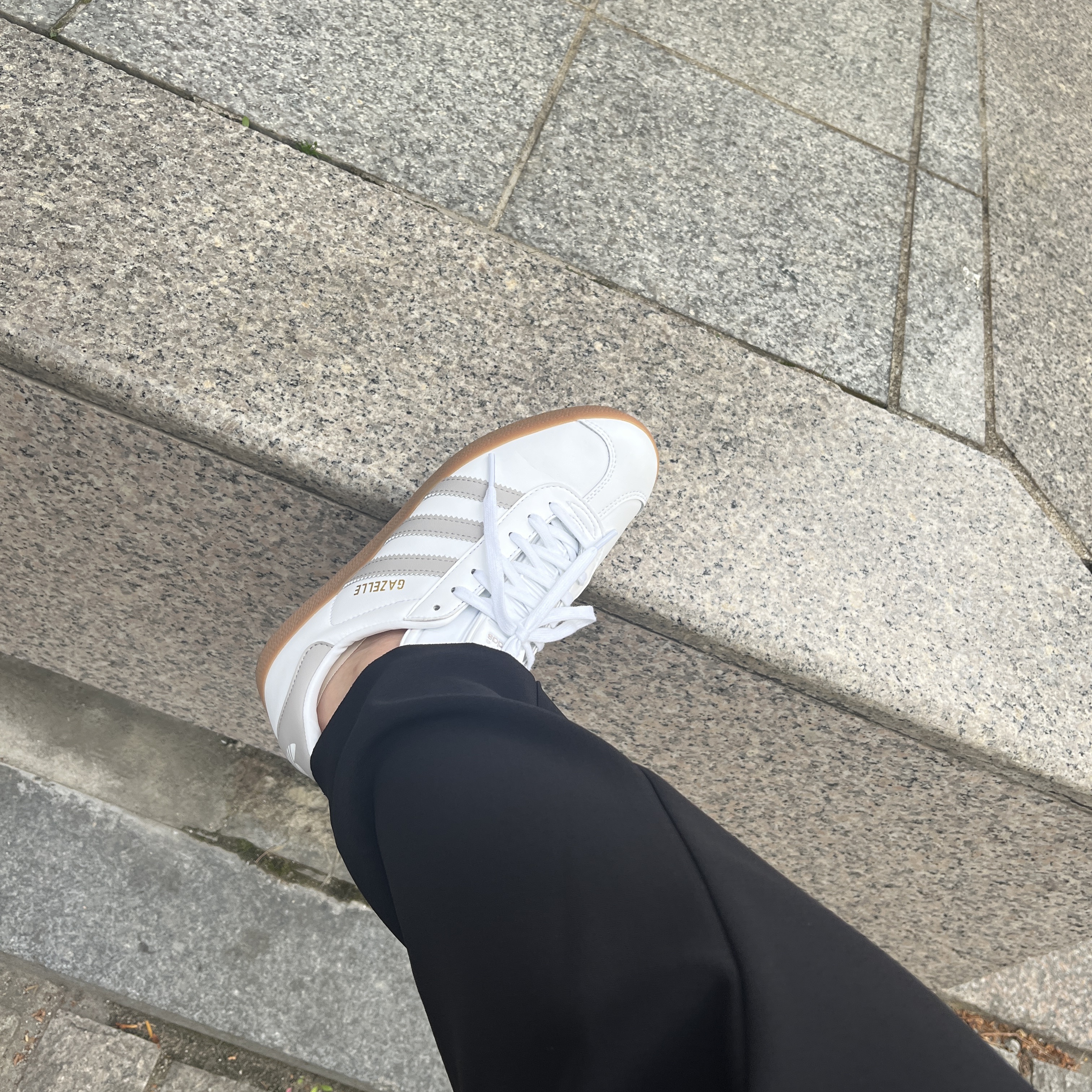 Adidas Gazelle White Grey 착용 스타일