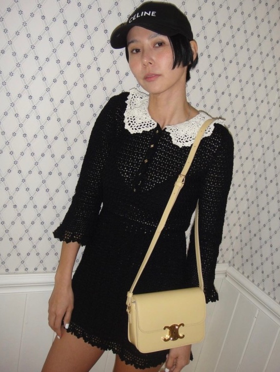 Celine Teen Triomphe Bag in Shiny Calfskin Soft Yellow 착용 스타일