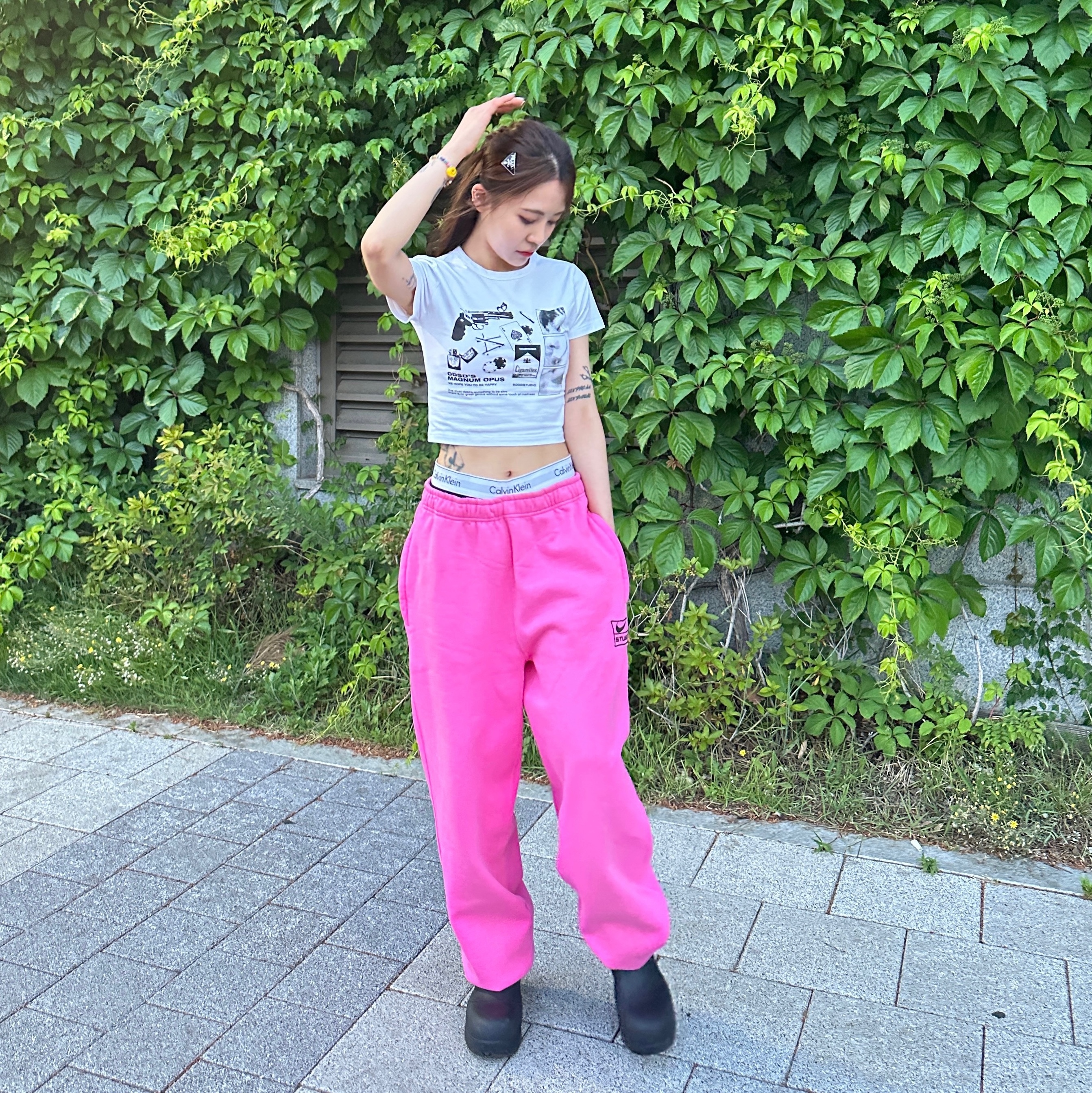 (W) Prada Metal Hair Clip Black, Nike x Stussy NRG Washed Fleece Pants Lotus PInk (DO5296-670) 착용 스타일 - 3