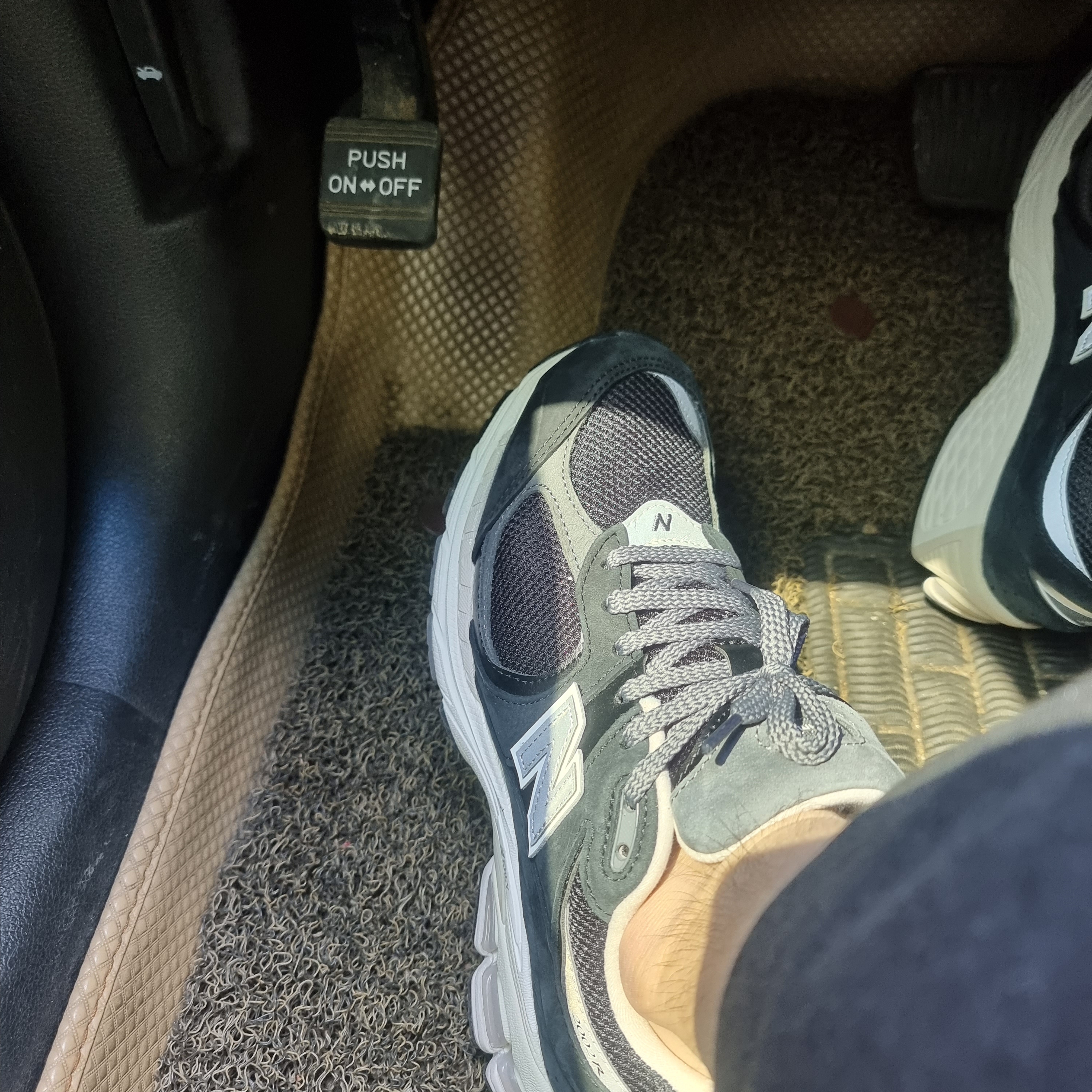 New Balance 2002R Premium Vintage Black 착용 스타일