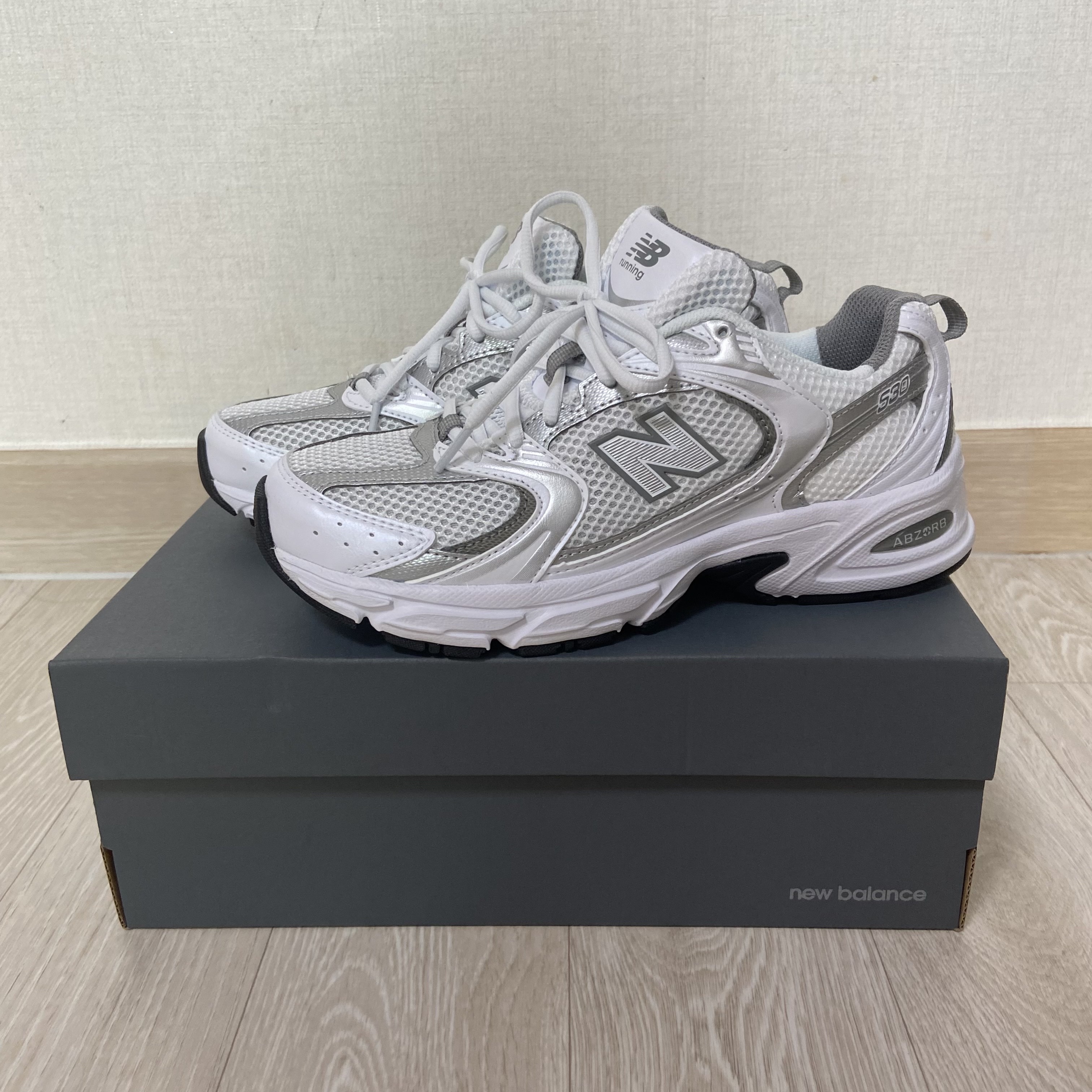 New Balance 530 White Silver 착용 스타일