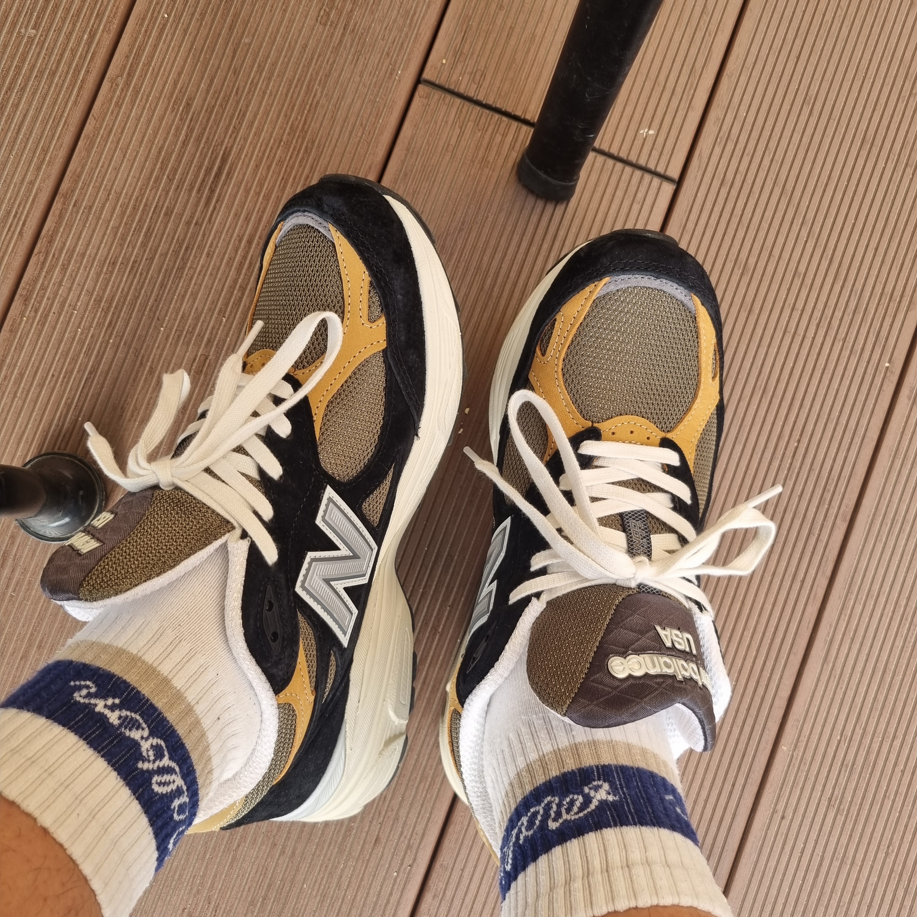 뉴발란스 990v3 메이드 인 USA 블랙 탄 착용 스타일 - 1