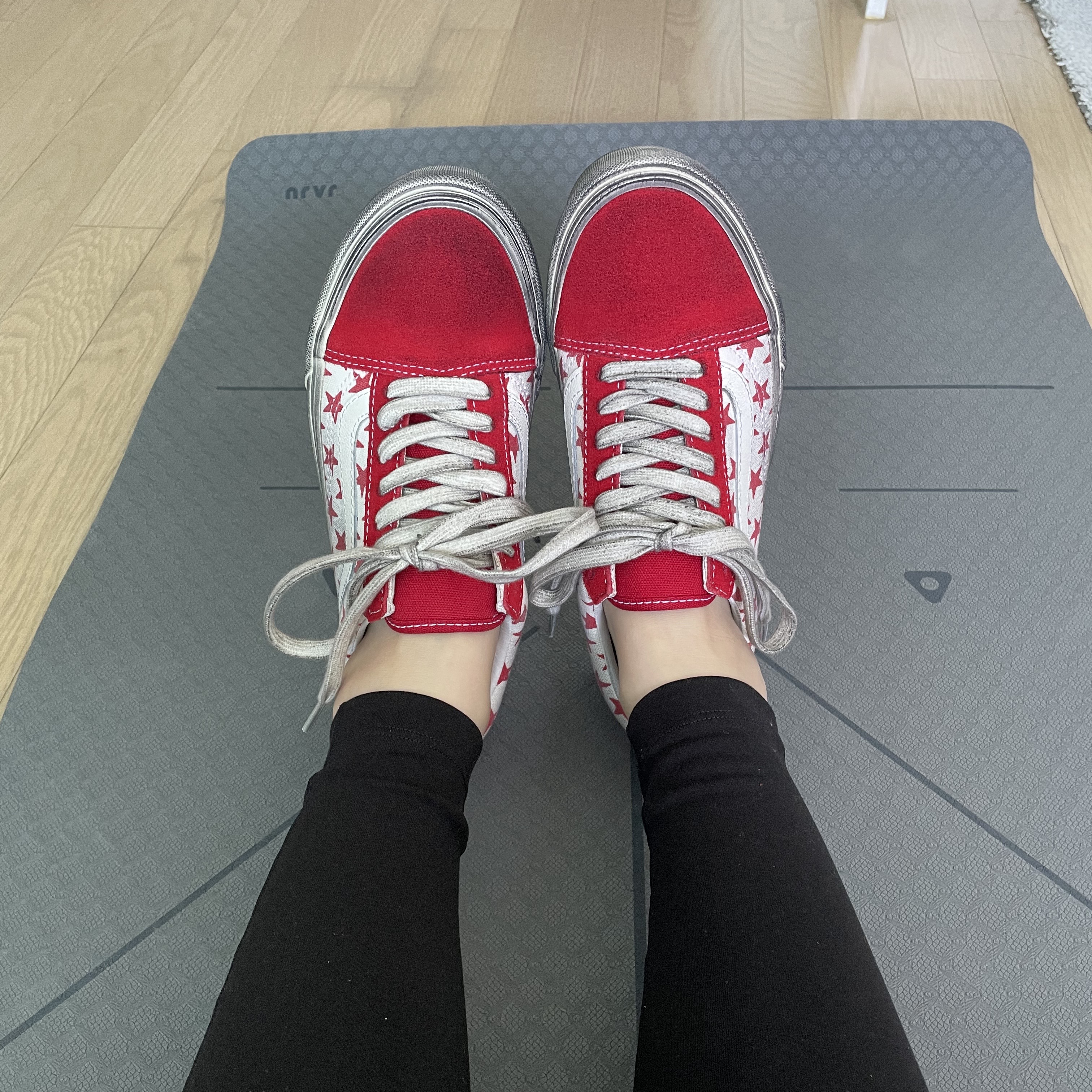 Vans Vault x Bianca Chandon Old Skool LX Stressed Red White 착용 스타일 - 3