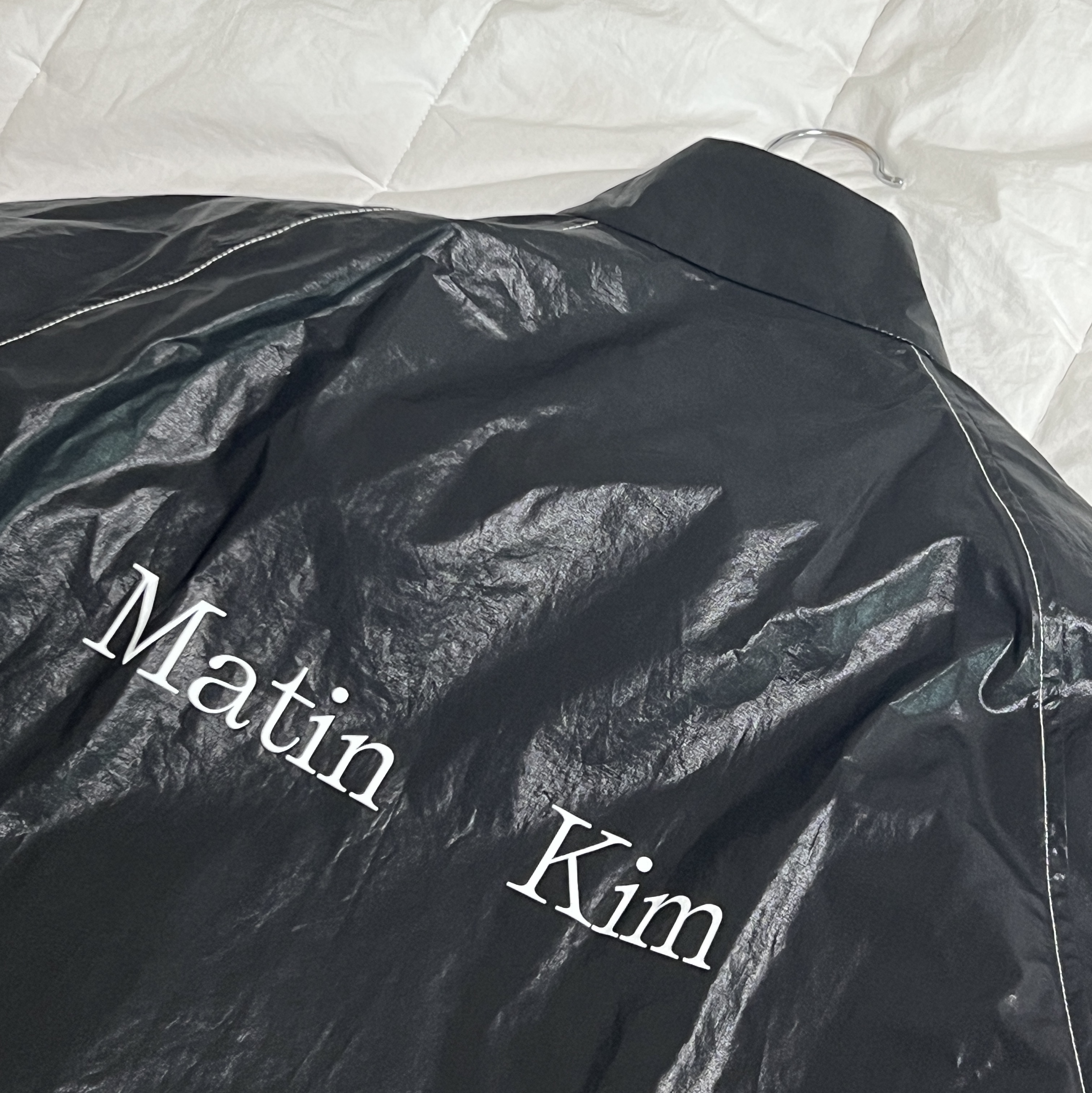 (W) Matin Kim Logo Coating Jumper Black 착용 스타일 - 1