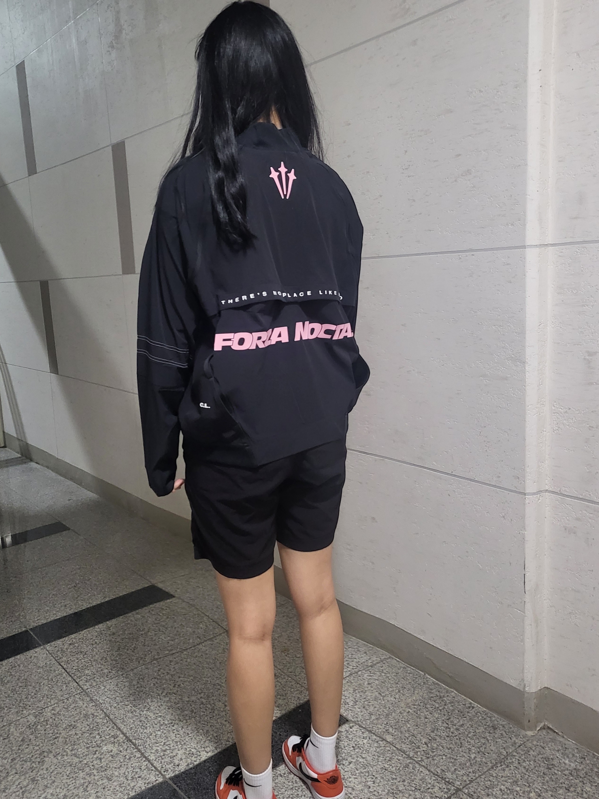 (W) Nike x Drake Nocta NRG LR L/S Crew Black (DV3631-010), (W) Jordan 1 Low OG Starfish 착용 스타일 - 1