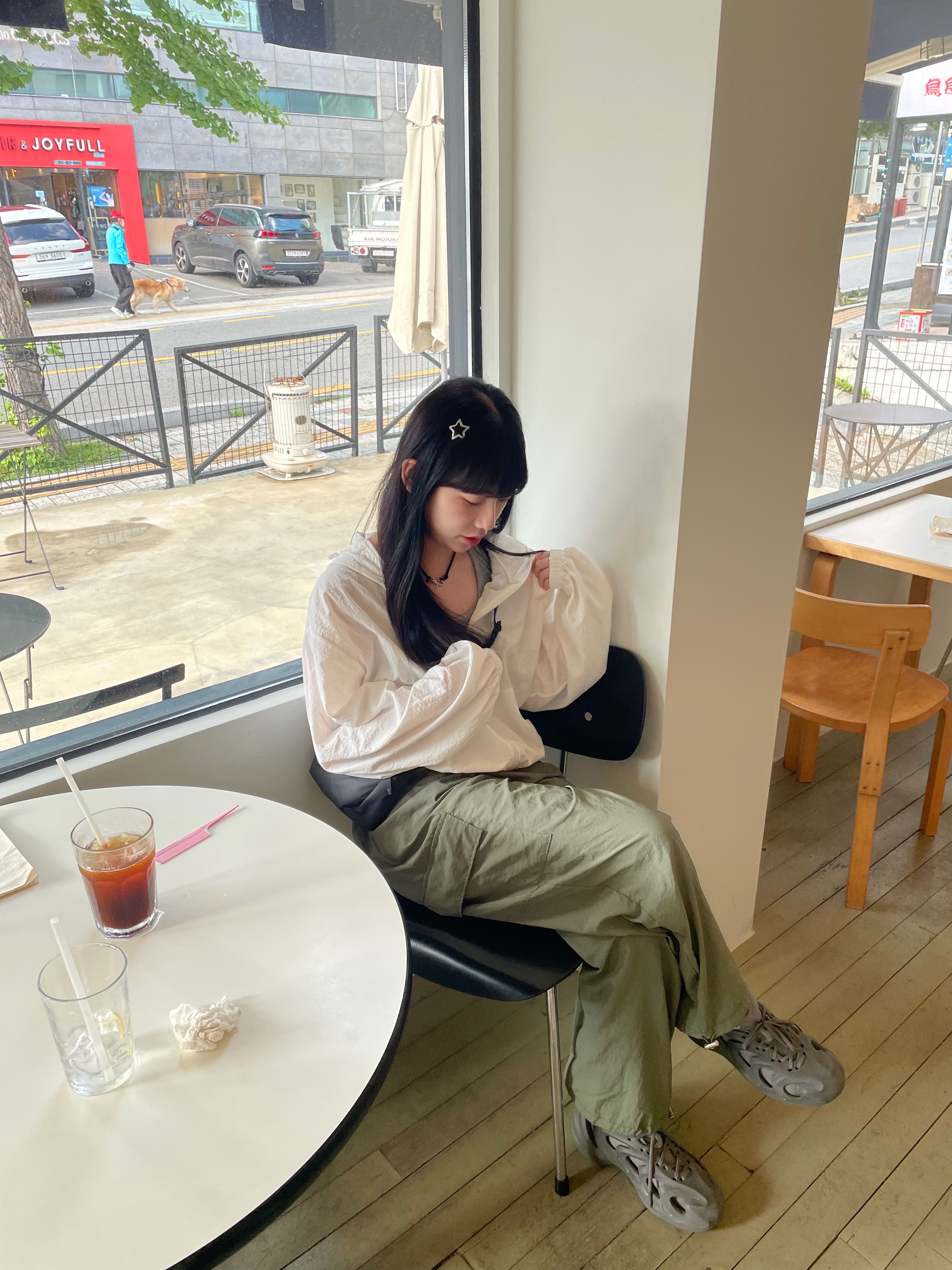 Adidas Adifom Q Grey, Arc'teryx Mantis 2 Waistpack Graphite 착용 스타일 - 2