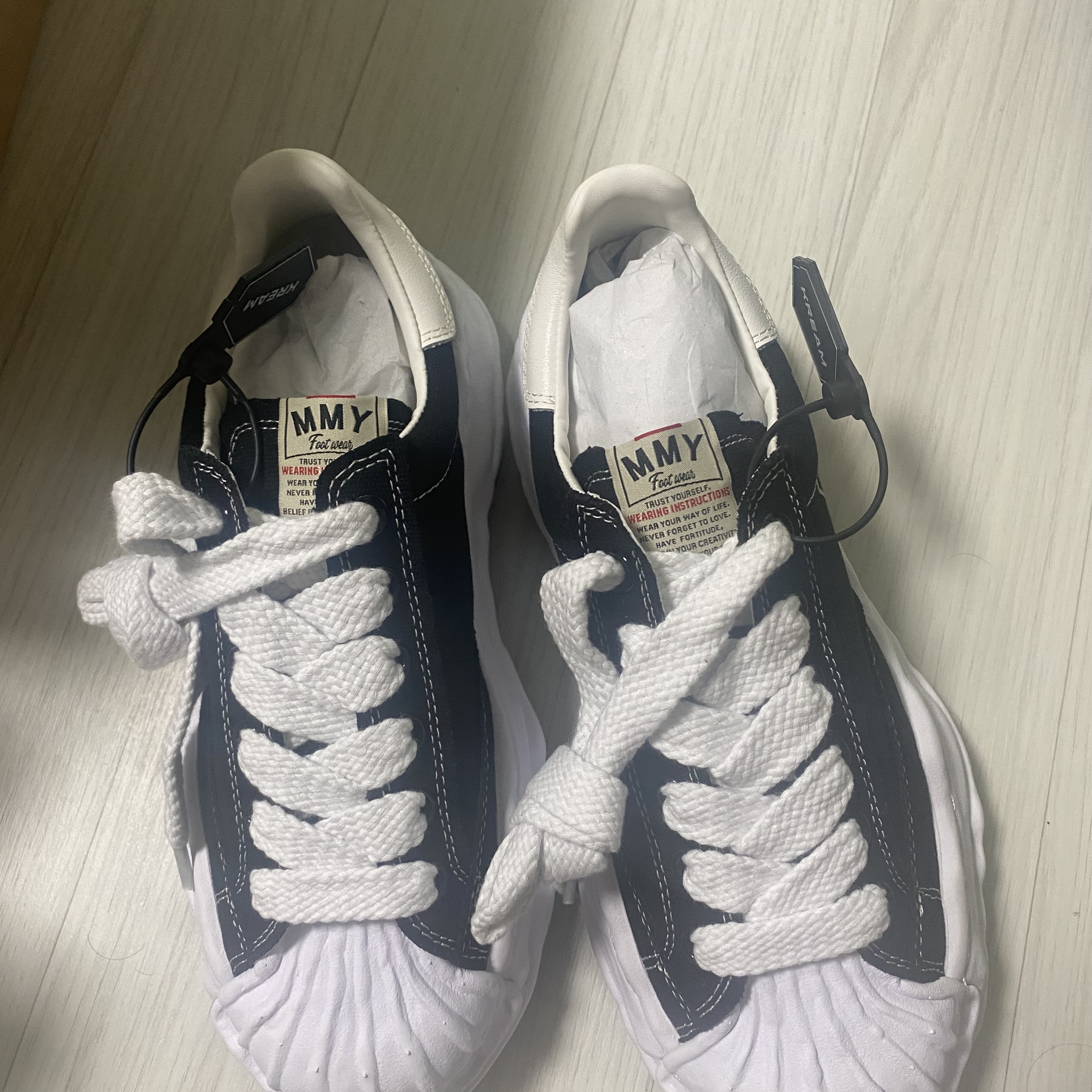Maison Mihara Yasuhiro Blakey OG Sole Canvas Low-top Sneakers Black White 착용 스타일 - 3