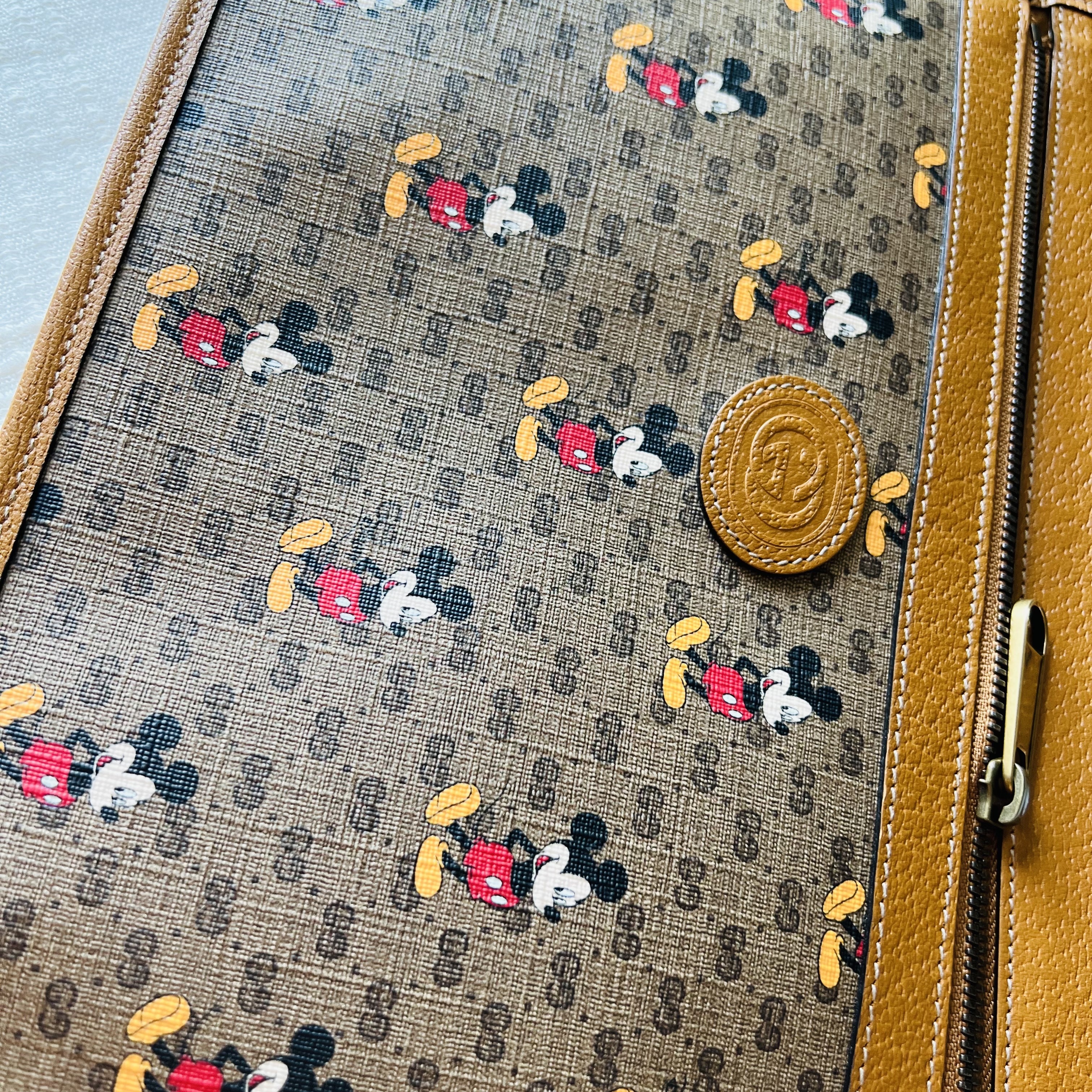 Gucci x Disney Mickey Mouse Mini GG Supreme Pouch Beige 착용 스타일