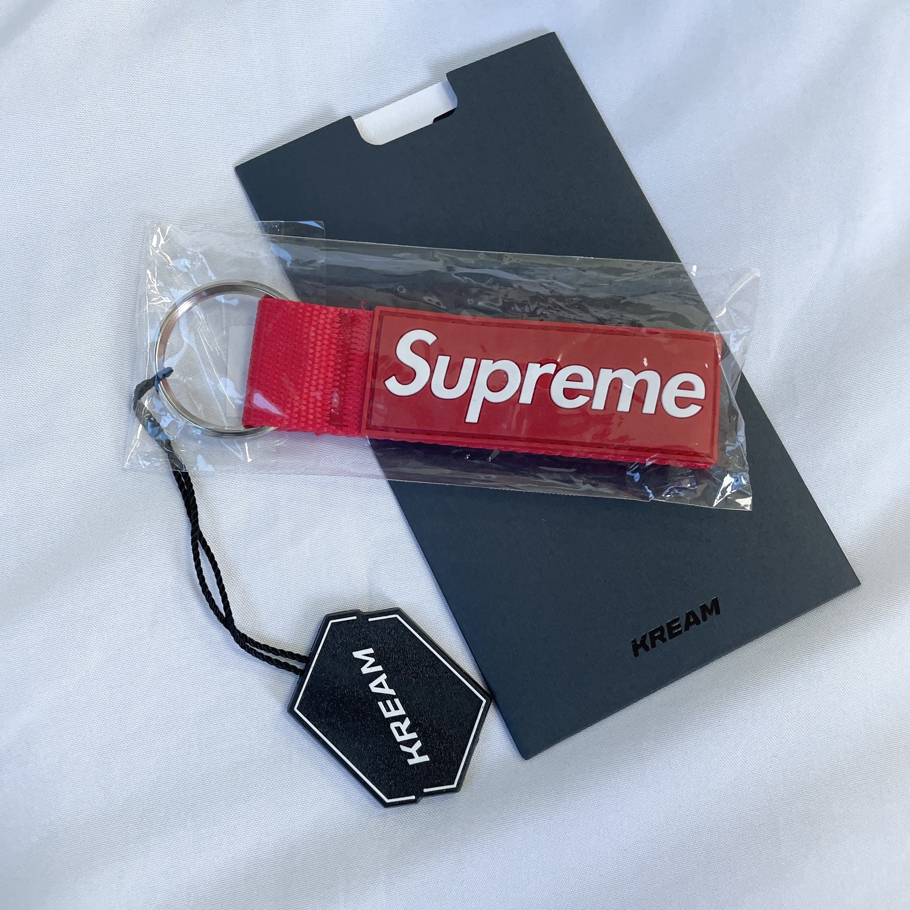 Supreme Webbing Keychain Red - 23SS 착용 스타일 - 2
