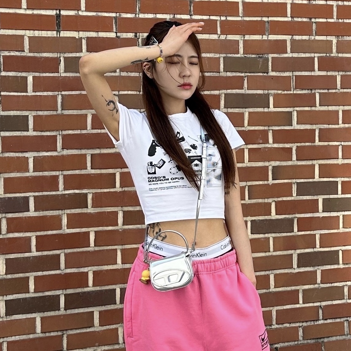 (W) Prada Metal Hair Clip Black, Nike x Stussy NRG Washed Fleece Pants Lotus PInk (DO5296-670) 착용 스타일 - 4