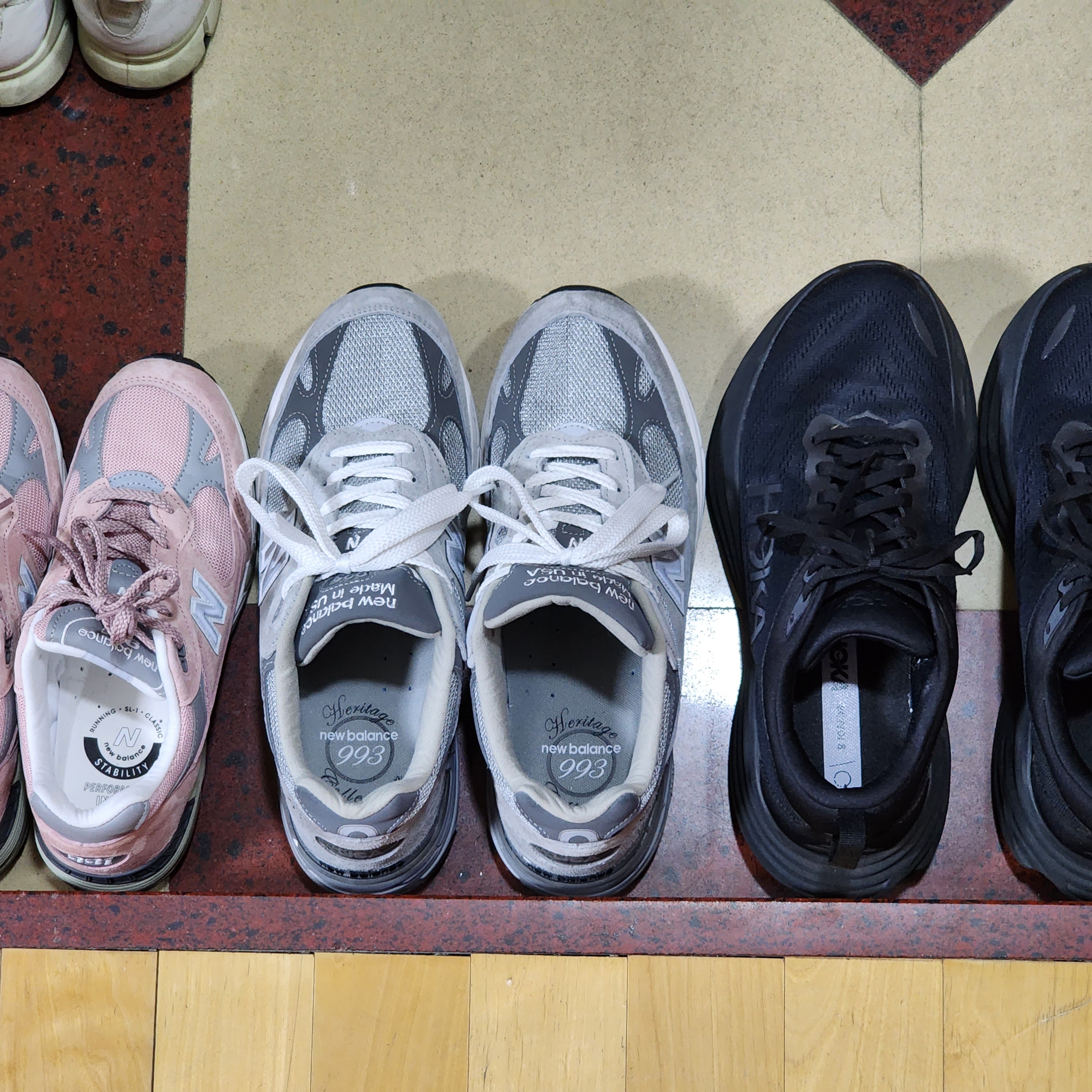 Hoka Bondi 8 Black - Wide, New Balance 993 Made in USA Grey - D Standard 착용 스타일