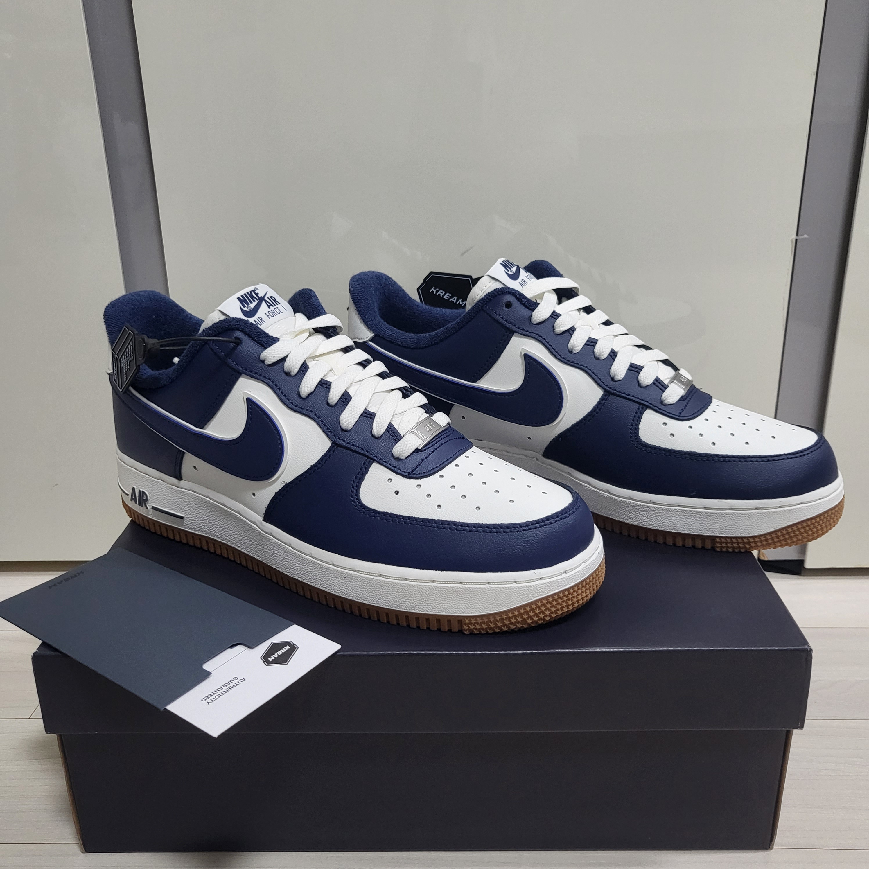Nike Air Force 1 '07 LV8 Midnight Navy 착용 스타일 - 2
