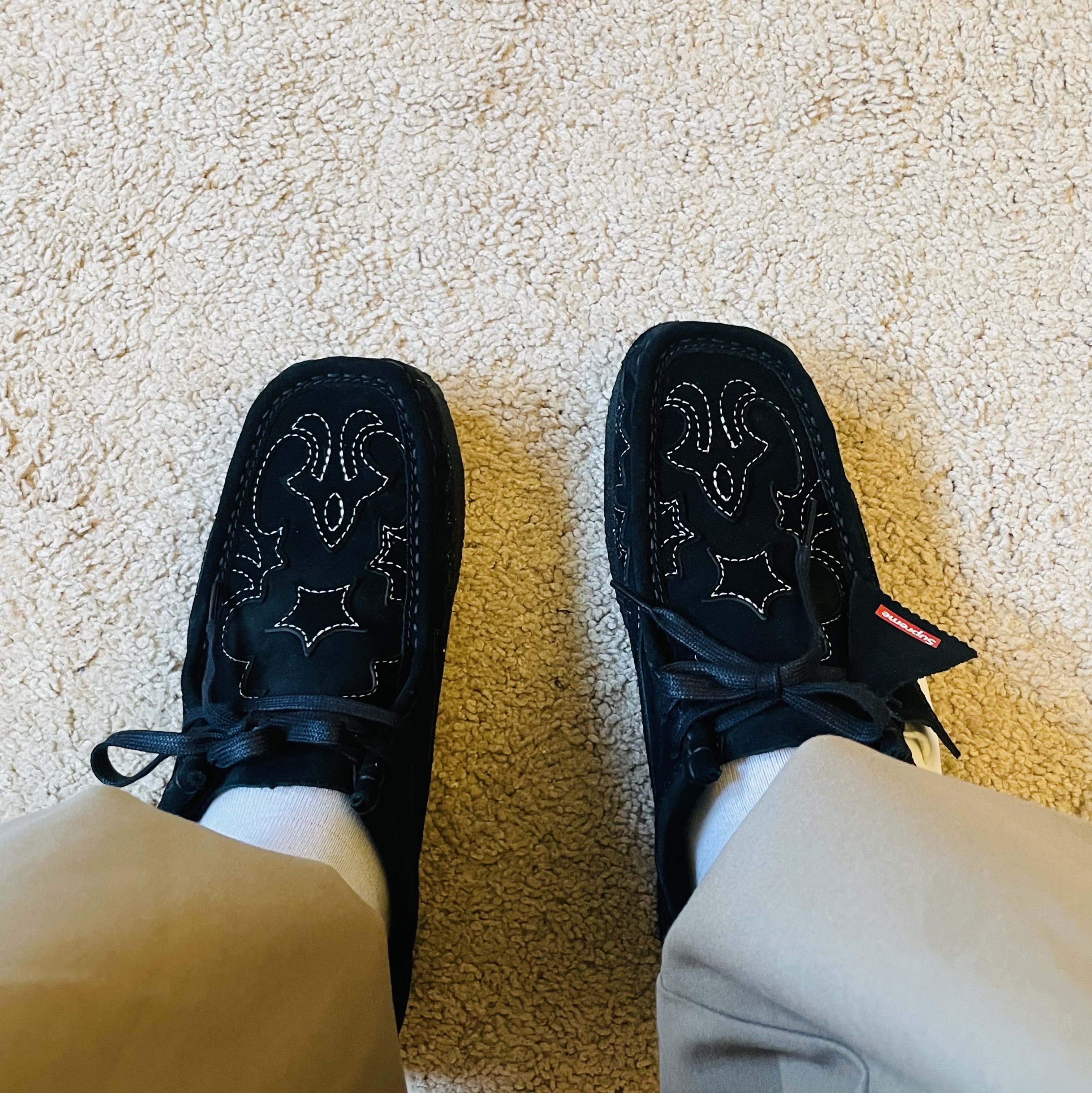 Clarks x Supreme Wallabee Black 착용 스타일 - 2
