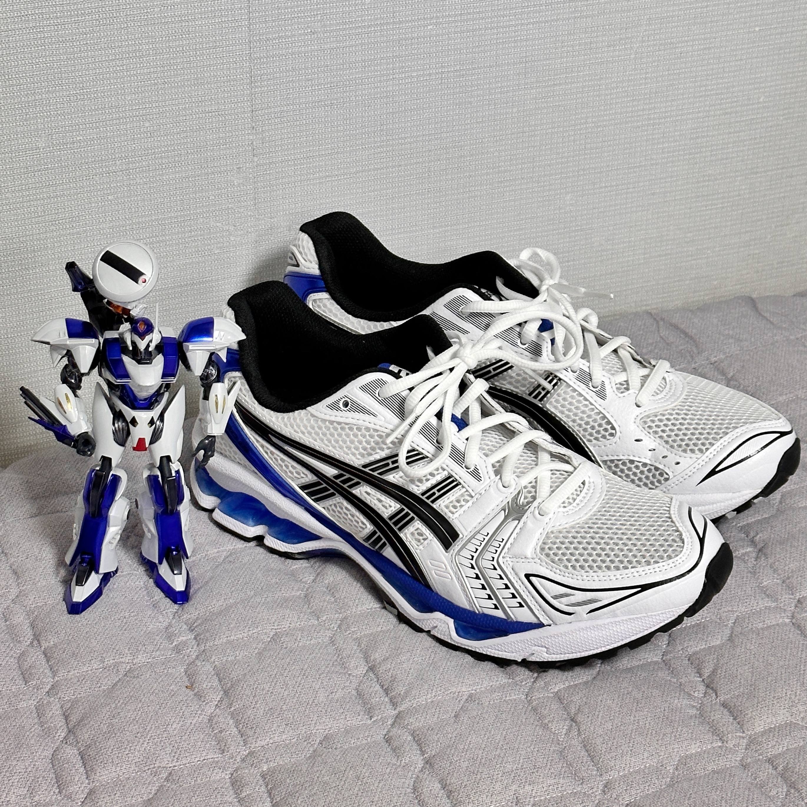 Asics Gel-Kayano 14 White Tuna Blue 착용 스타일