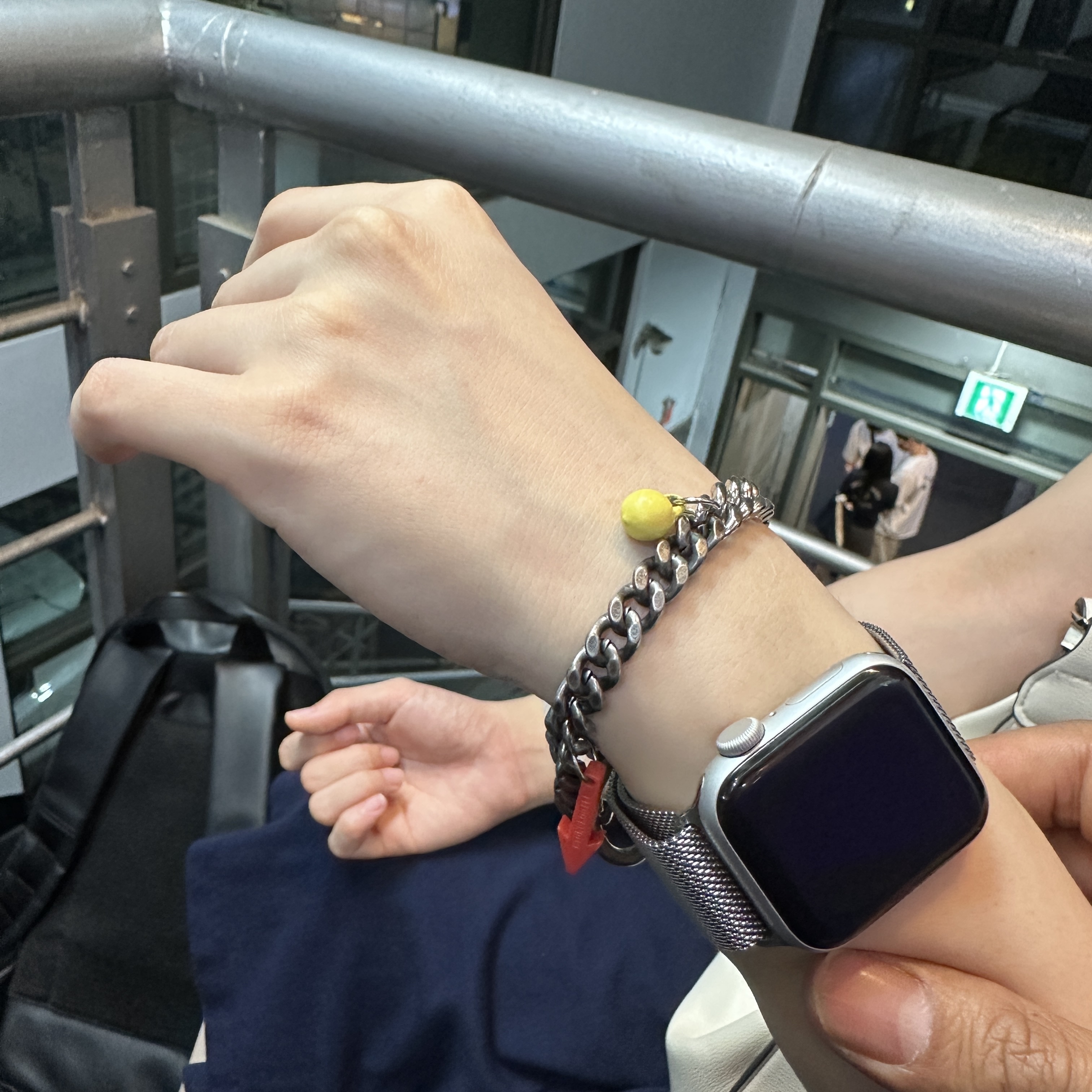 HK LEE CHEMICAL BRACELET 착용 스타일