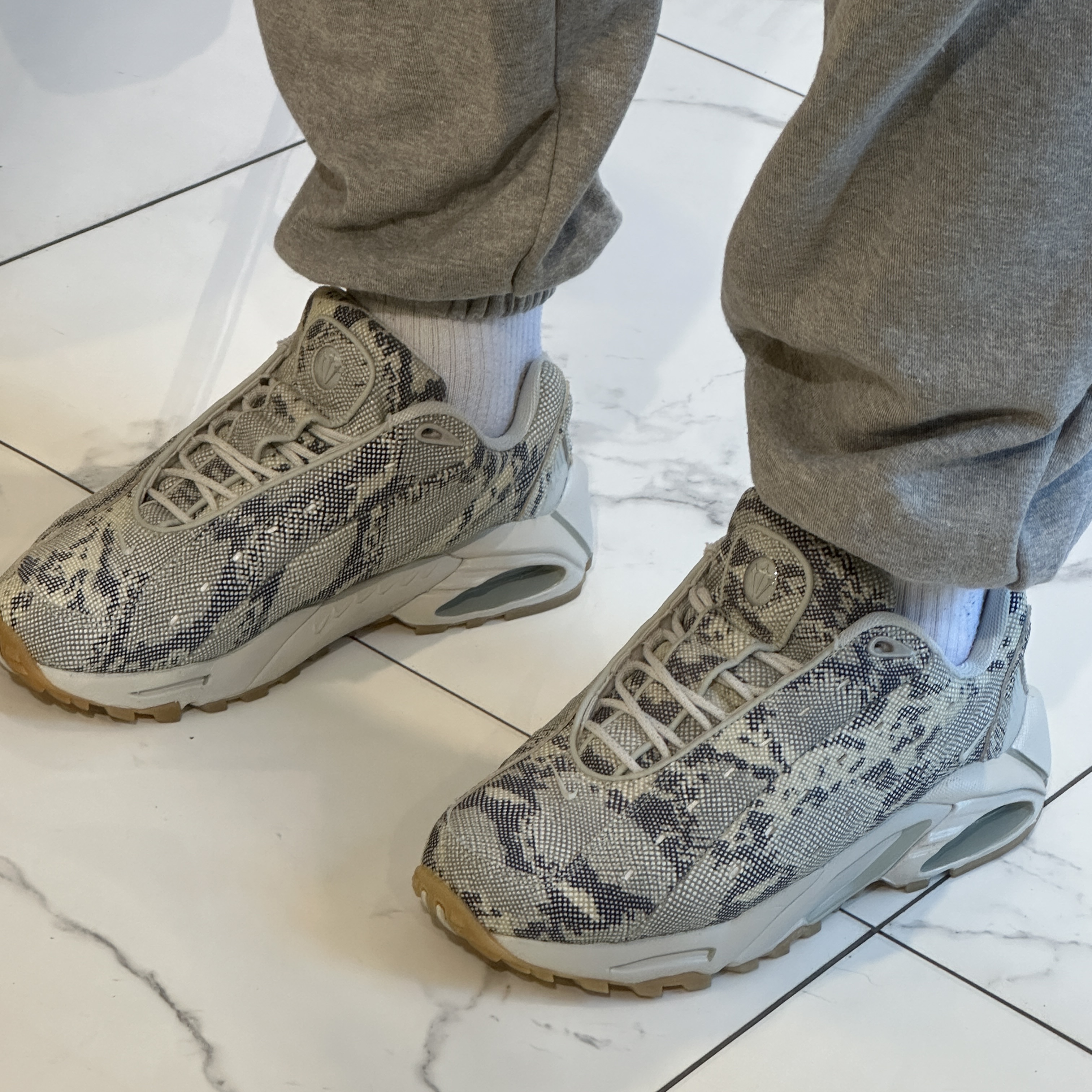 Nike x Drake Nocta Hot Step Air Terra Light Bone 착용 스타일
