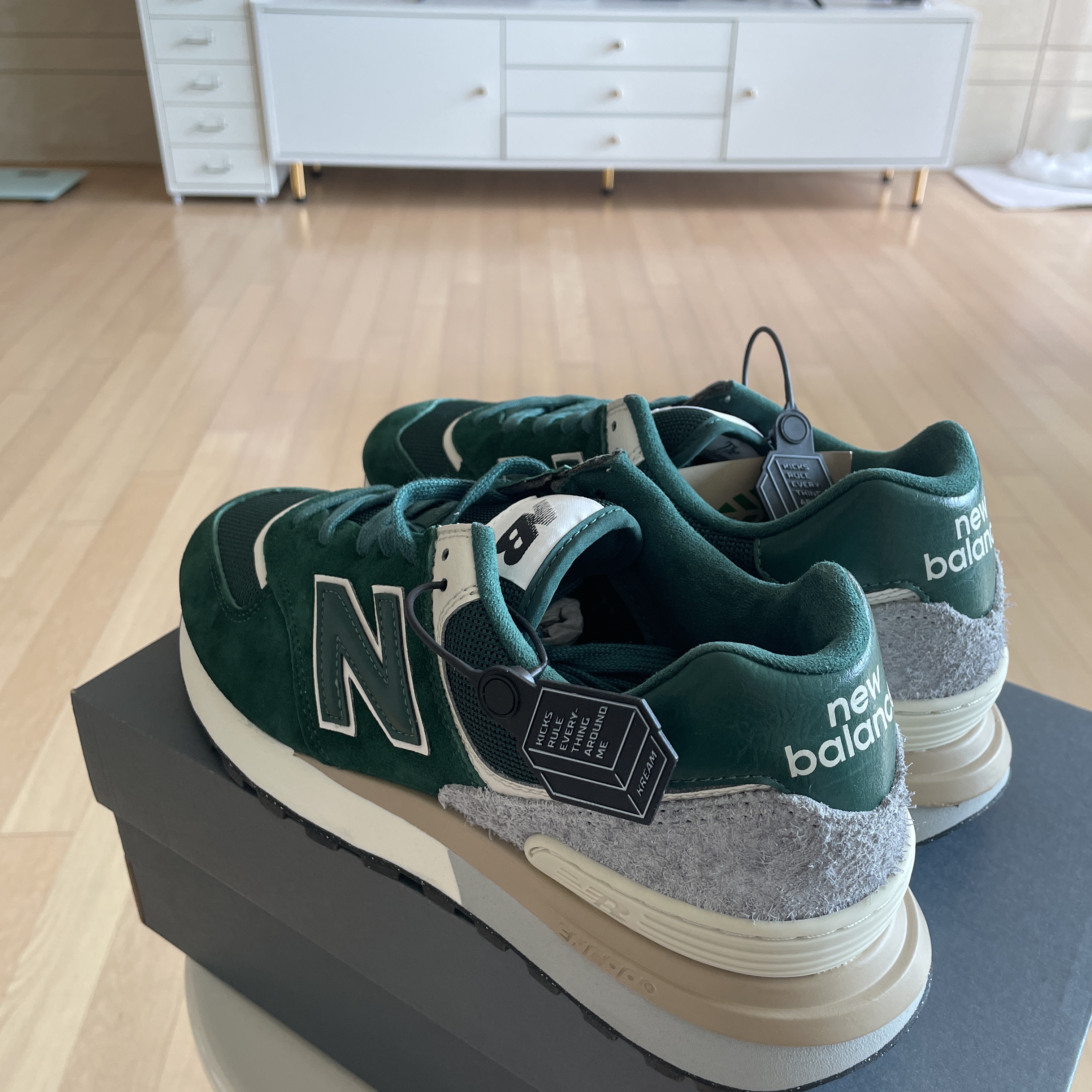 New Balance 574 Legacy Green 착용 스타일