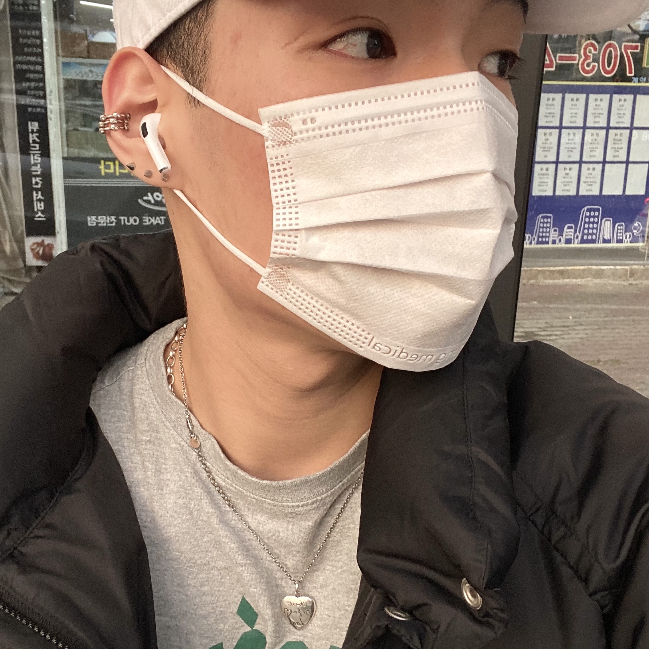 나이키 에어포스 1 '07 로우 화이트, 구찌 블라인드 포 러브 네클리스 실버 착용 스타일 - 4