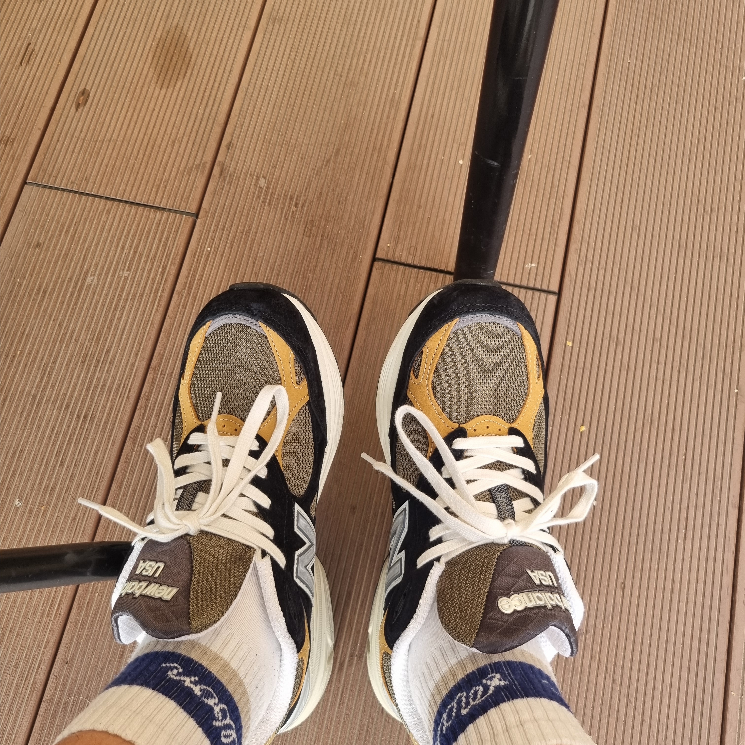 뉴발란스 990v3 메이드 인 USA 블랙 탄 착용 스타일 - 2