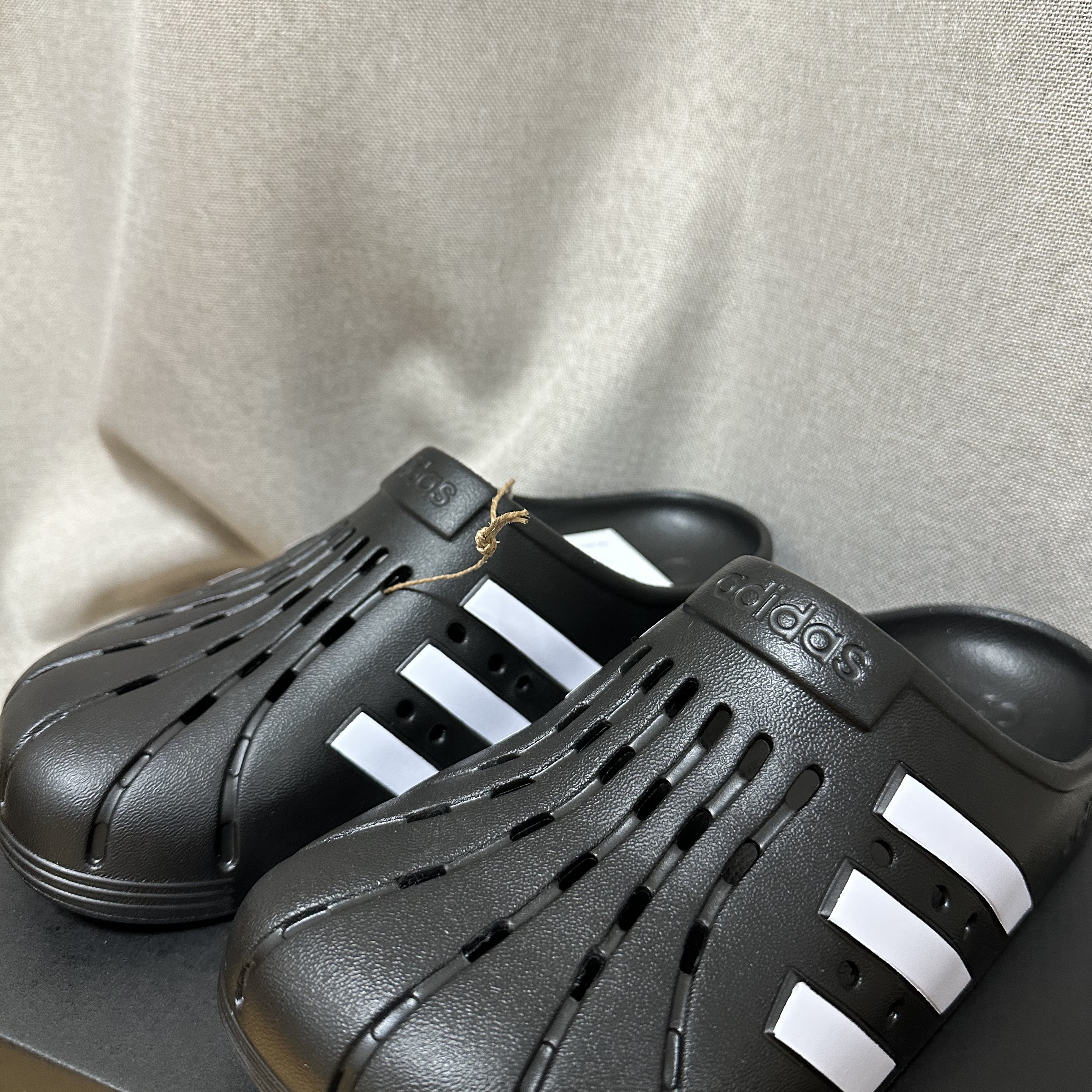 Adidas Adilette Clog Black White 착용 스타일