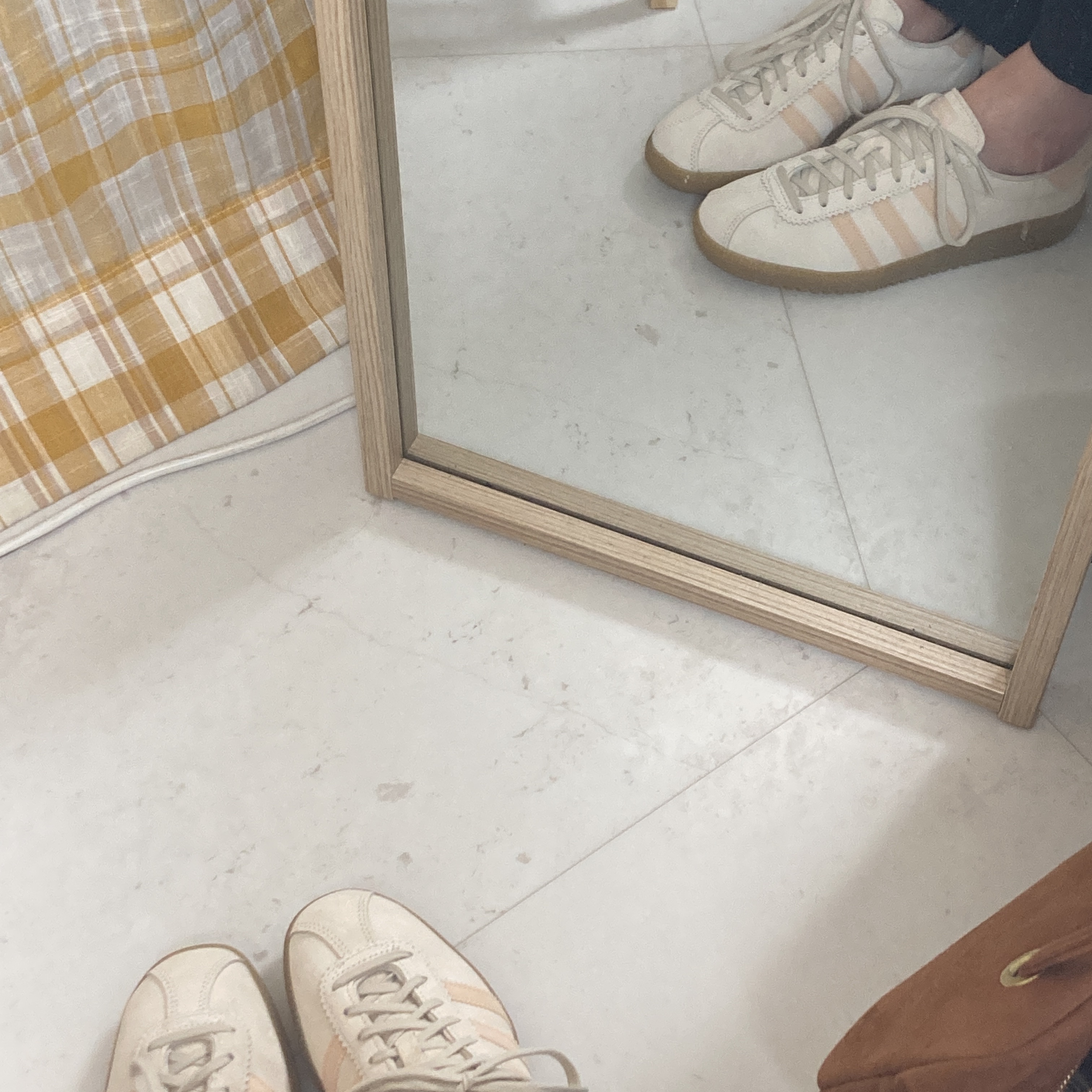 Adidas Bermuda Wonder White 착용 스타일