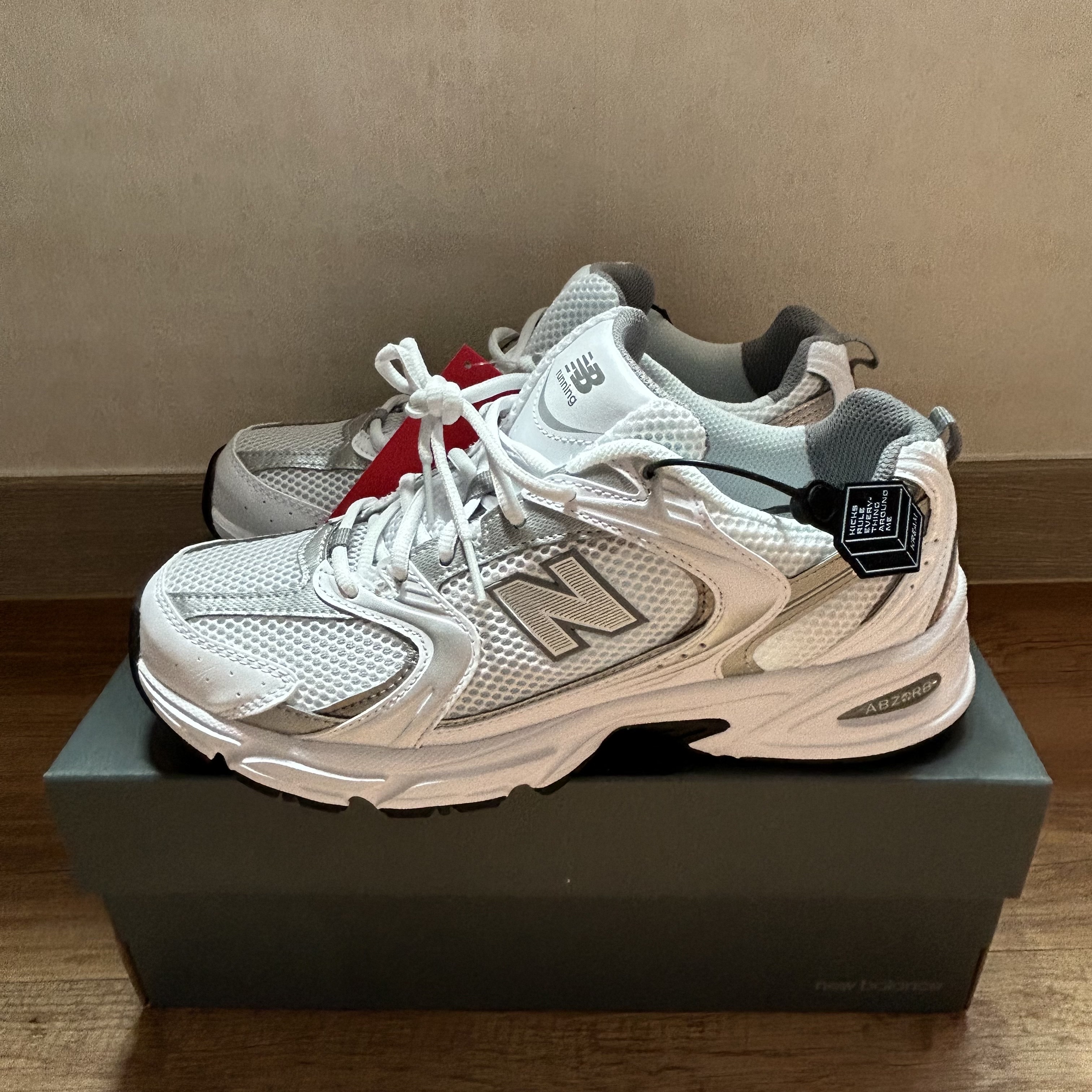 New Balance 530 White Silver 착용 스타일 - 1