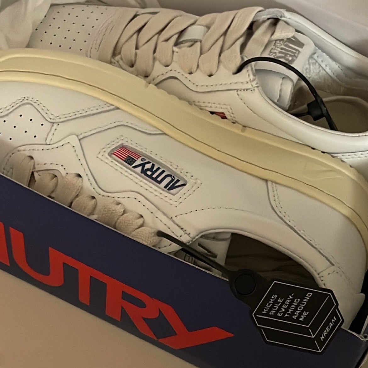 Autry Medalist Low Goatskin Sneakers White 착용 스타일